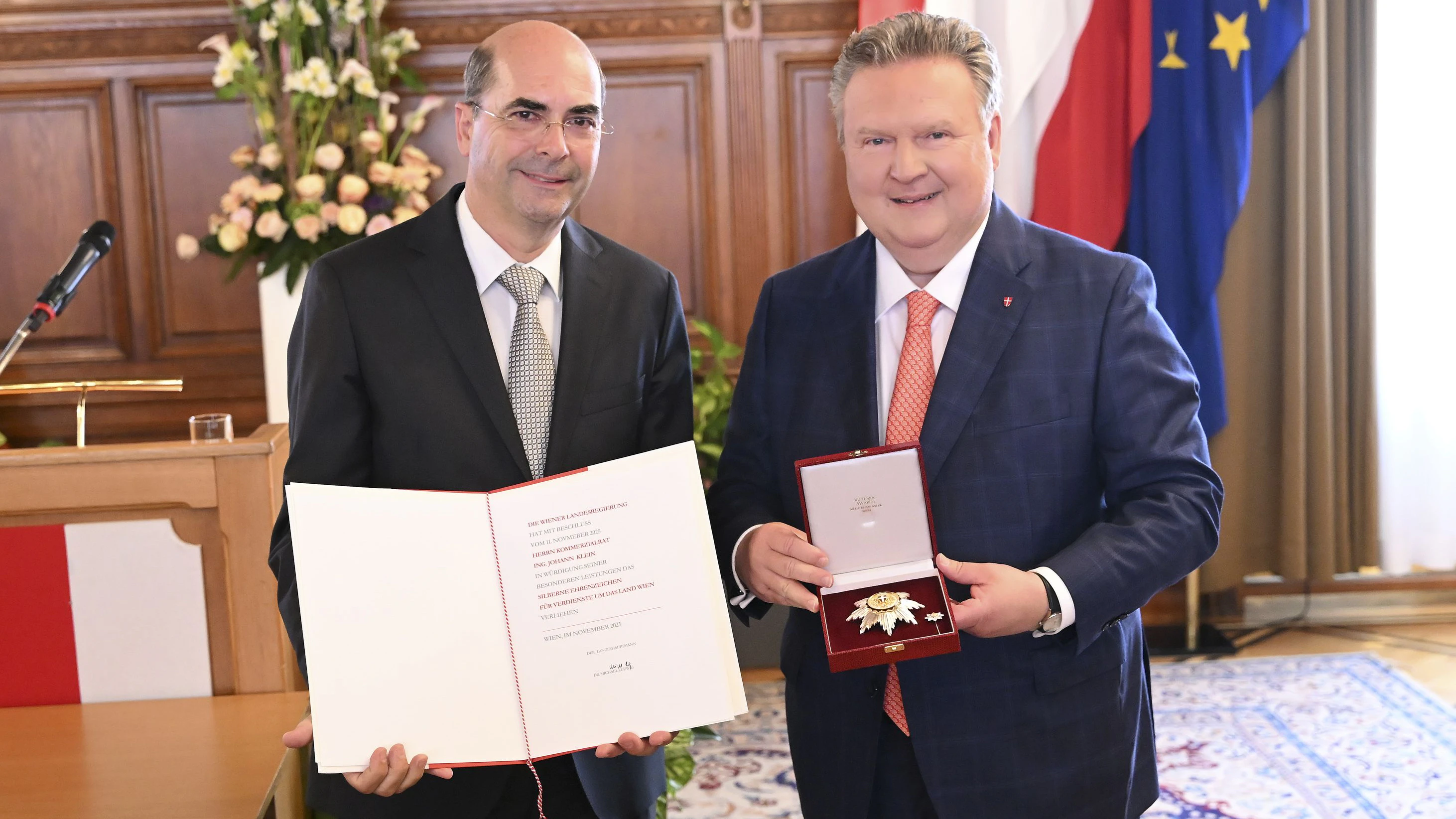 Bürgermeister Michael Ludwig verlieh Johann Klein das Silberne Ehrenzeichen für Verdienste um das Land Wien.