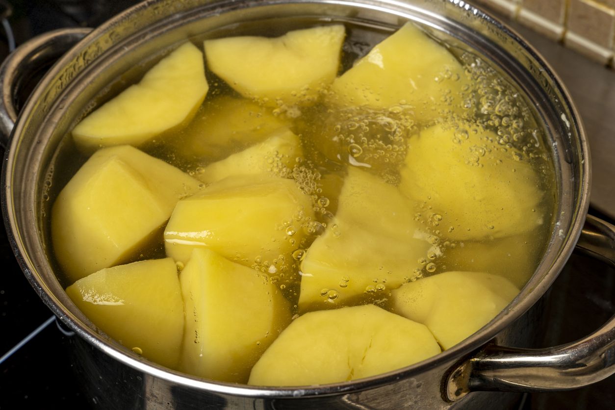 Der Sud von Kartoffeln eignet sich für zahlreiche Anwendungen – von der Küche bis zum Garten.