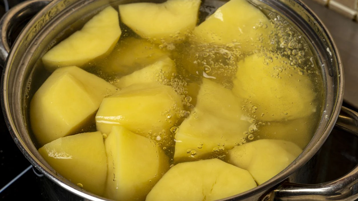 A pot of boiling potatoes . Potatoes are cooked in boiling water. Healthy eating. Delicious and healthy.