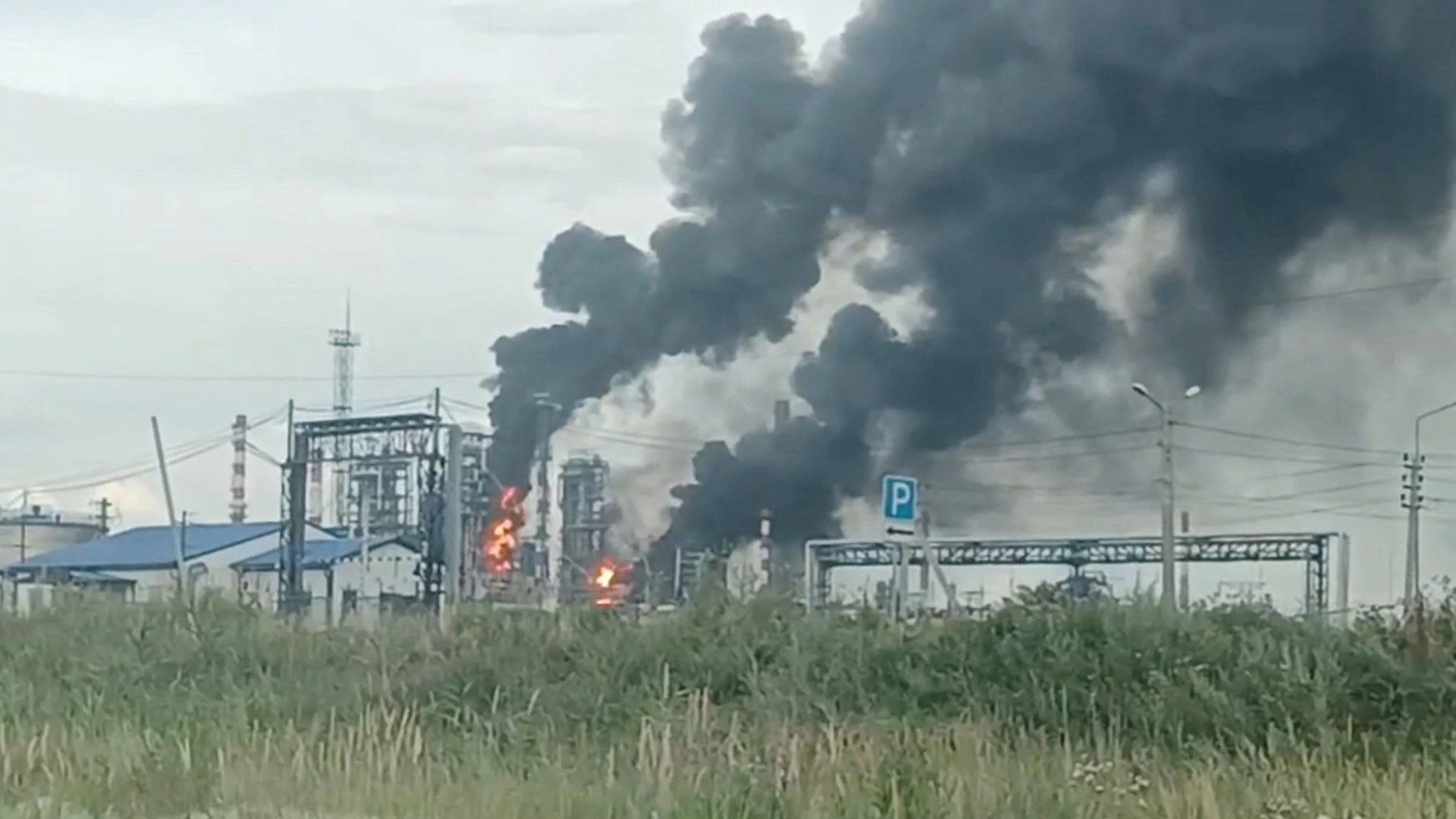 Brand in einer Ölraffinerie in Omsk nach einem ukrainischen Drohnen-Angriff am 6. Juli 2026. Omsk liegt mehr als 2000 Kilometer hinter der Front.