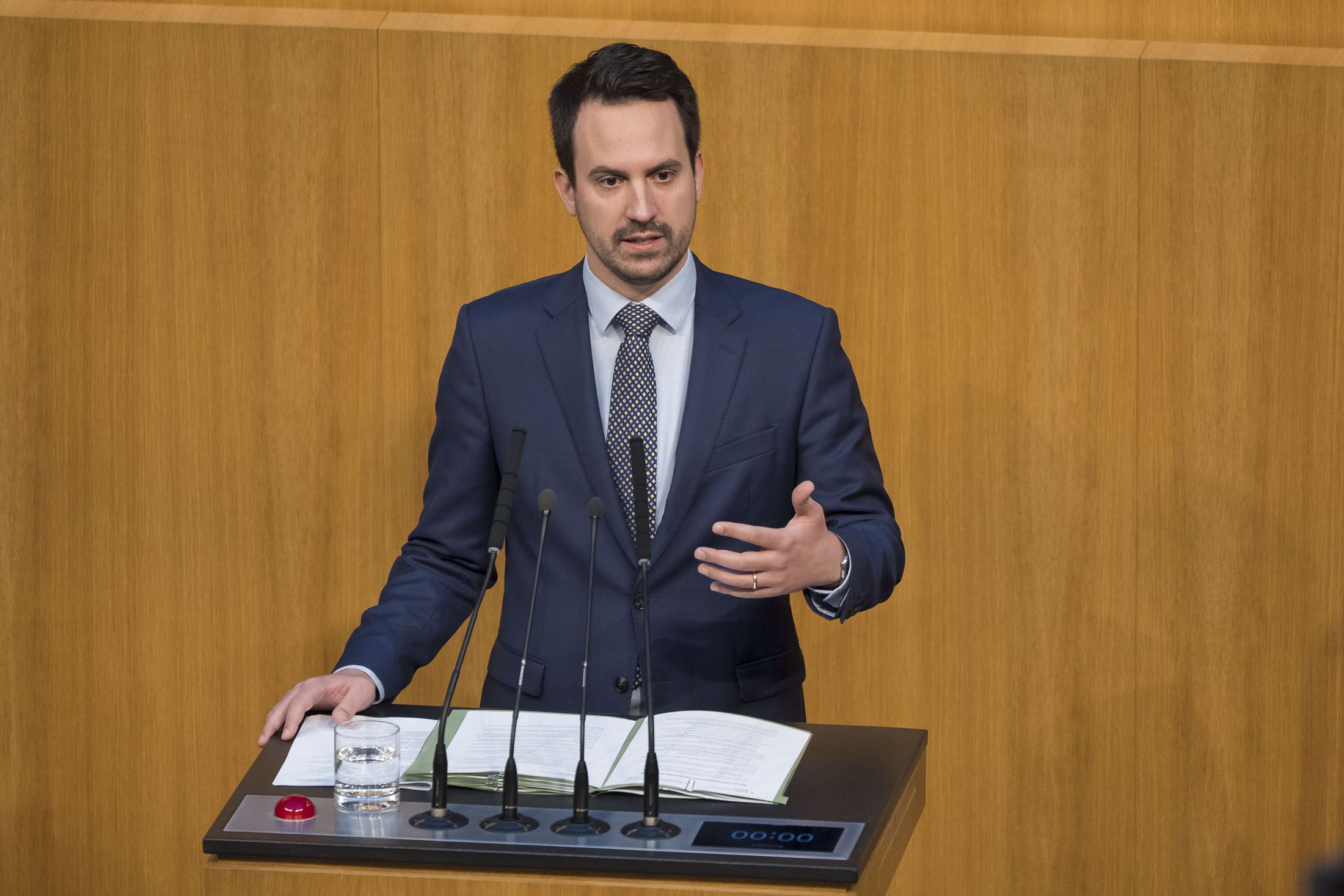 Bildungsminister Christoph Wiederkehr präsentiert ein neues Schulpaket.