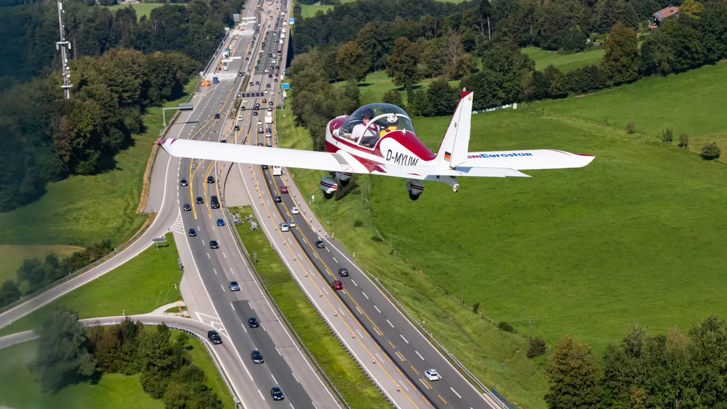 ADAC Stauflieger: Aus luftiger Höhe erfasst er Verkehrsinformationen und -entwicklungen, die kein Navi und keine App liefern kann. 