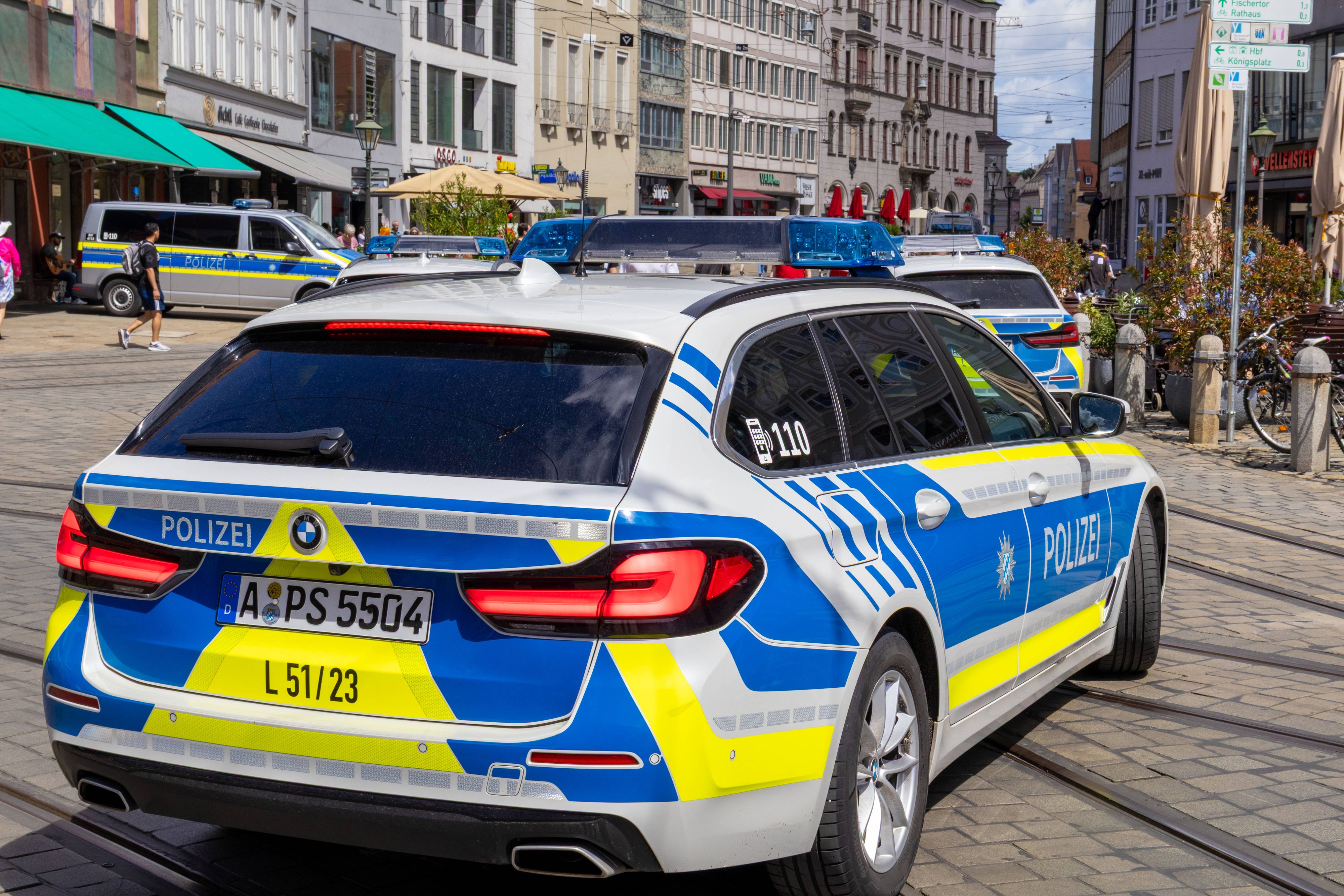 Einsatzfahrzeuge der bayrischen Polizei.