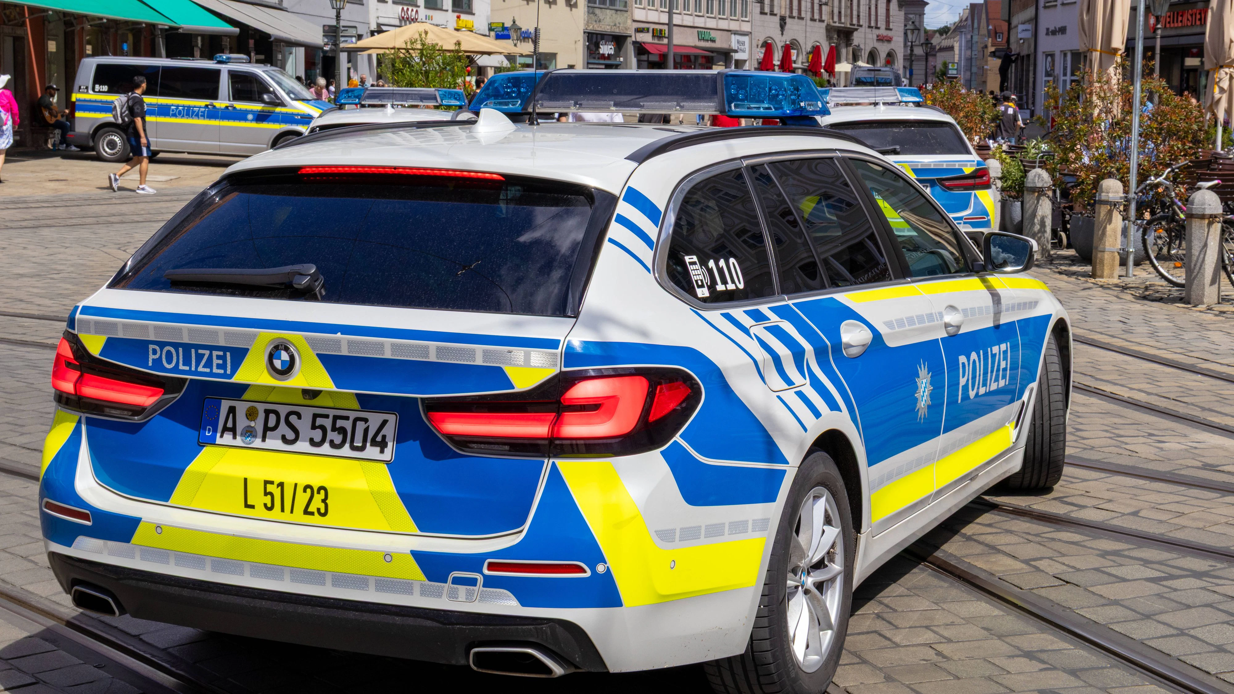 Einsatzfahrzeuge der bayrischen Polizei.