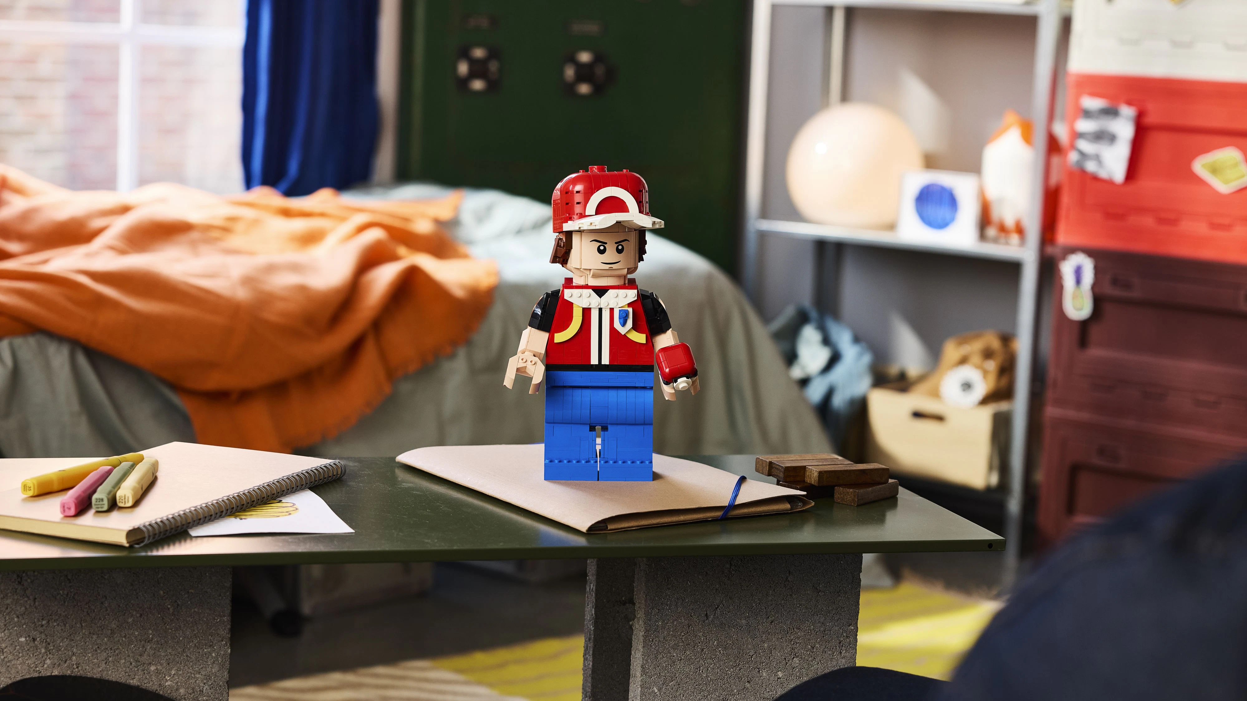 Ebenfalls neu ist eine große Figur des Trainers Rot. 