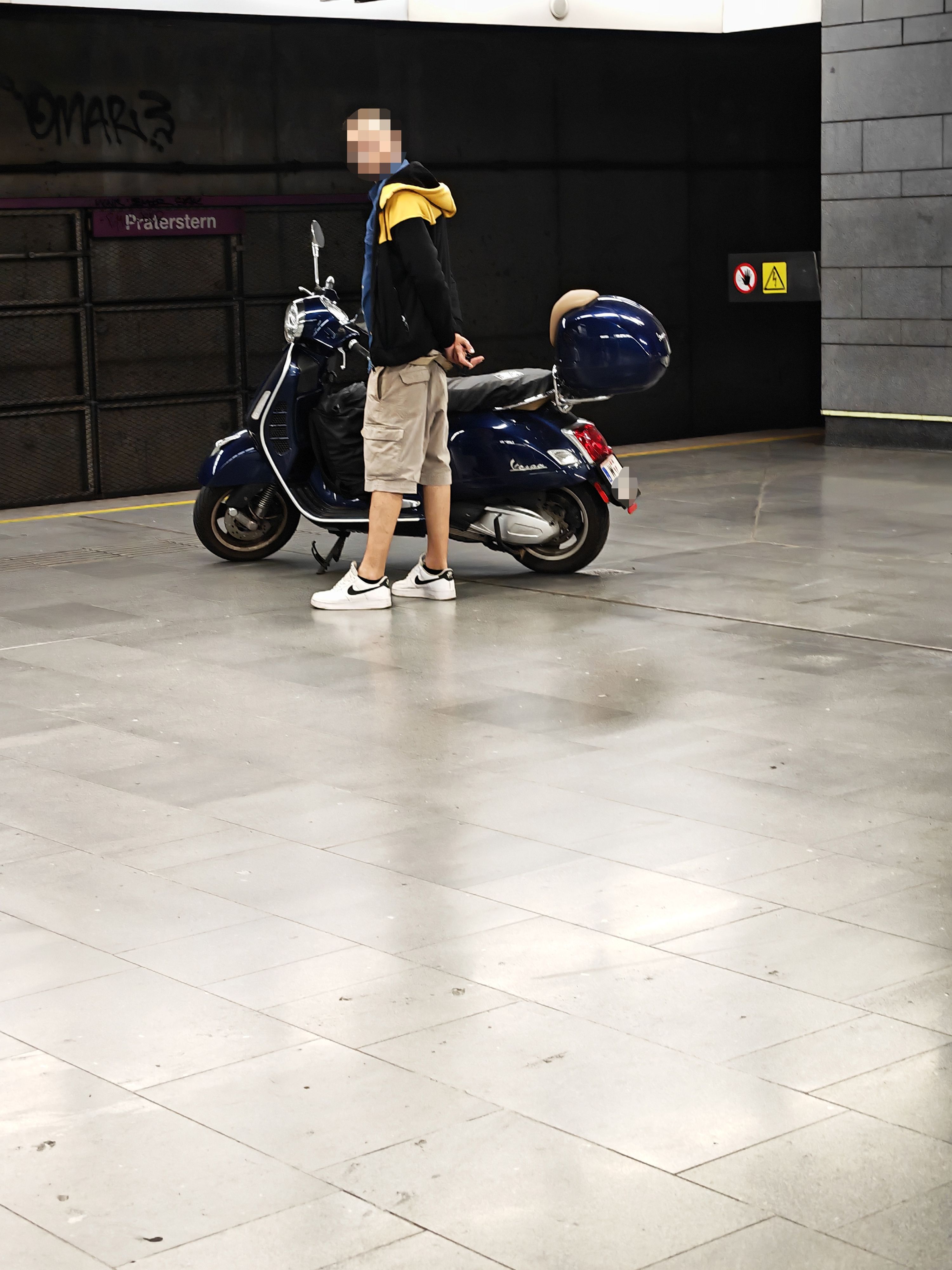Mit der Vespa am Praterstern: Wiener sorgt für Lacher 