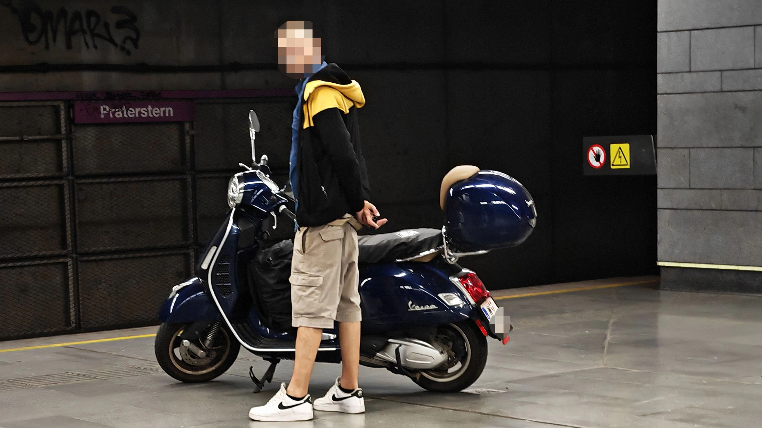 Mit der Vespa am Praterstern: Wiener sorgt für Lacher 