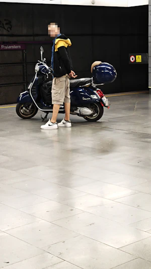 Vespa-Diebstahl in Wien: Polizei ermittelt nach kurioser U2-Fahrt. Leserfoto am Praterstern wird zum entscheidenden Beweis im Kriminalfall.
