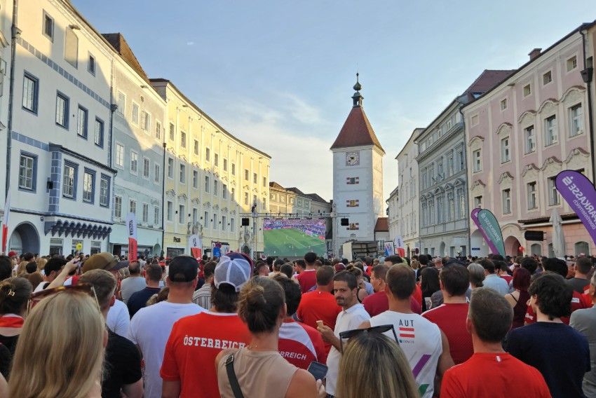 Das Public Viewing am Welser Minoritenplatz zieht aktuell regelmäßig Tausende Besucher an.