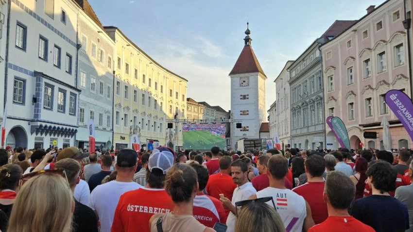 Das Public Viewing am Welser Minoritenplatz zieht aktuell regelmäßig Tausende Besucher an.