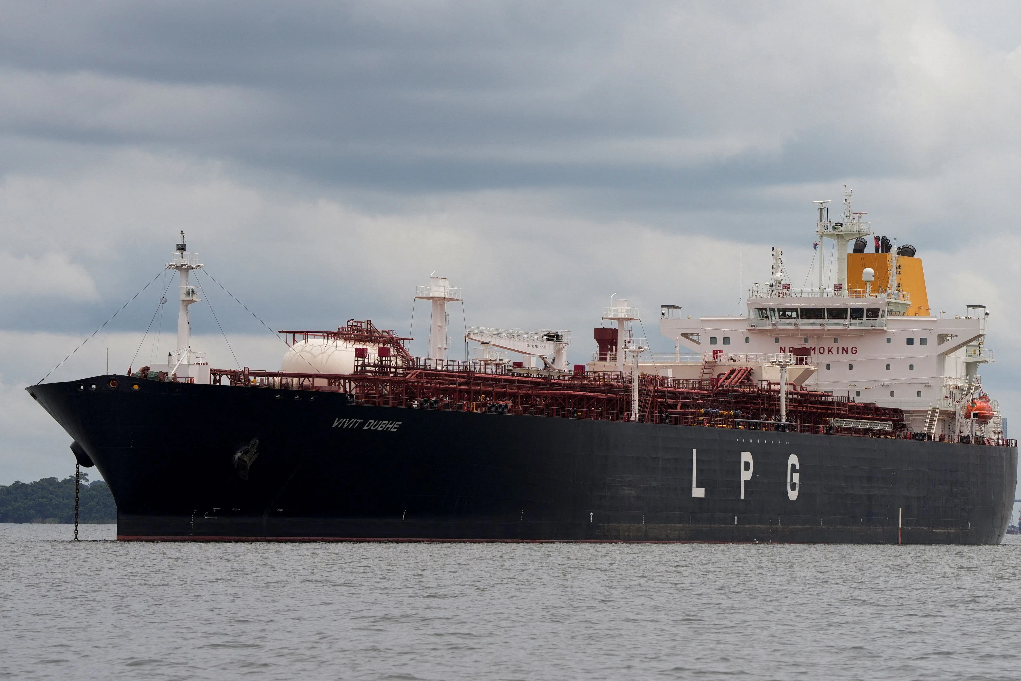 Flüssiggastanker im Panamakanal: immer mehr Schiffe werden derzeit Richtung Ostasien umgeleitet