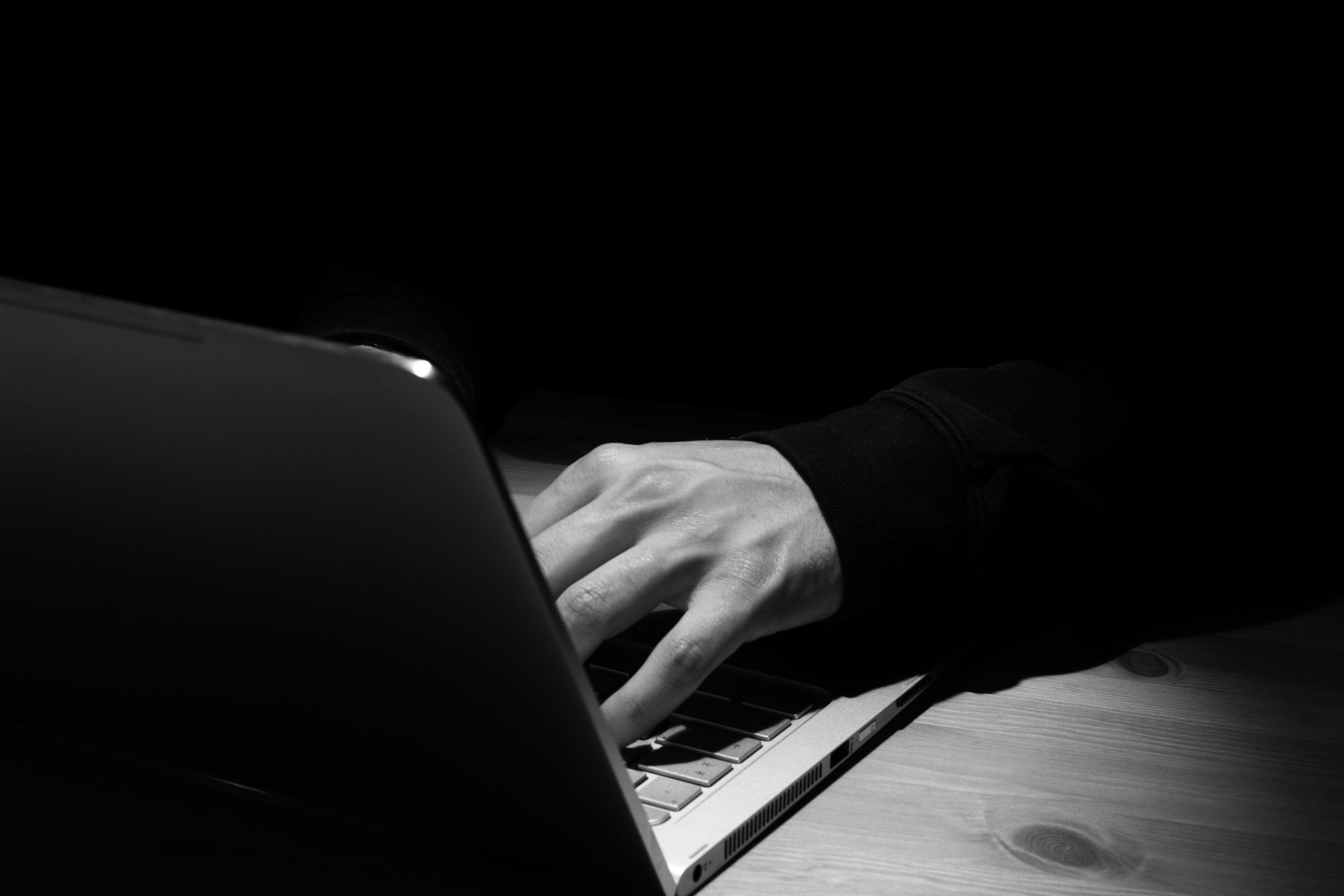Die Verdächtigen tauschten die Darstellungen im Dark Web aus. Bezahlt wurde mit Kryptowährung. 