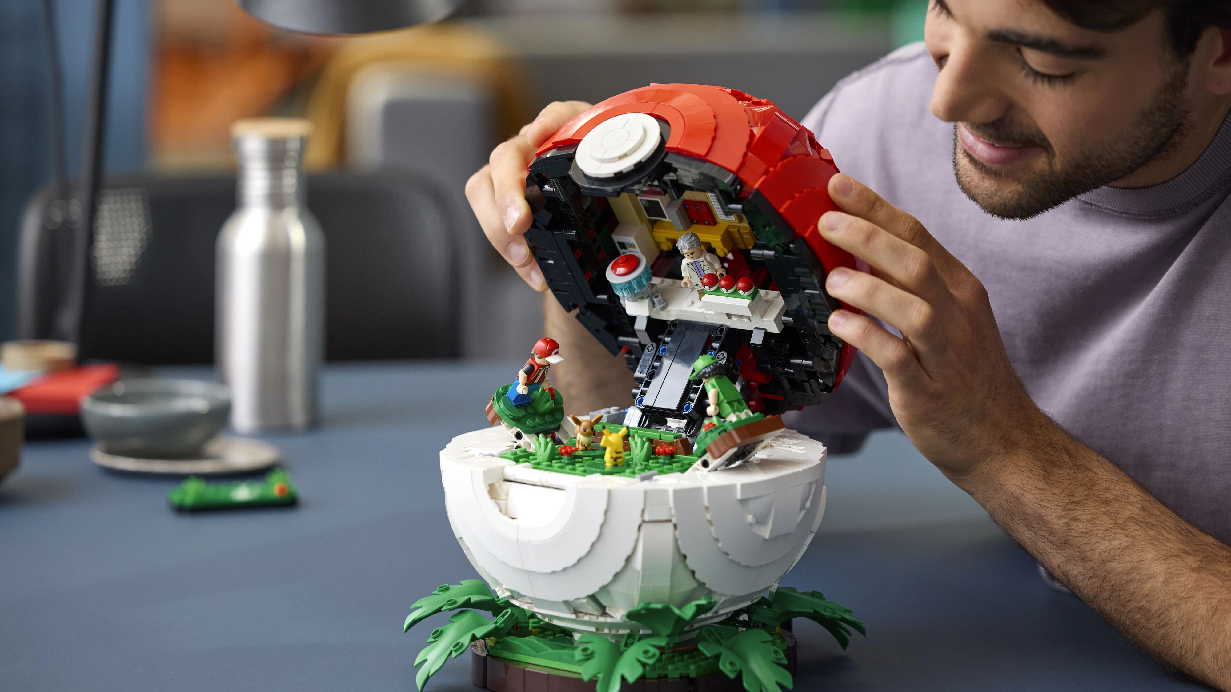Eine der größten Überraschungen ist das Set "Pokéball mit beeindruckenden Trainermomenten".