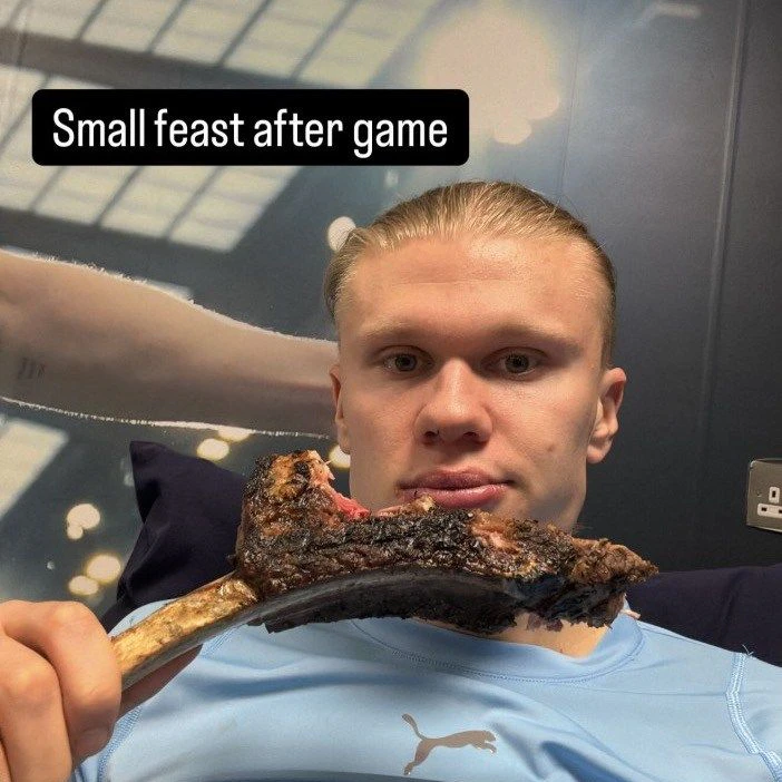 Erling Haaland gönnt sich ein kleines Steak.