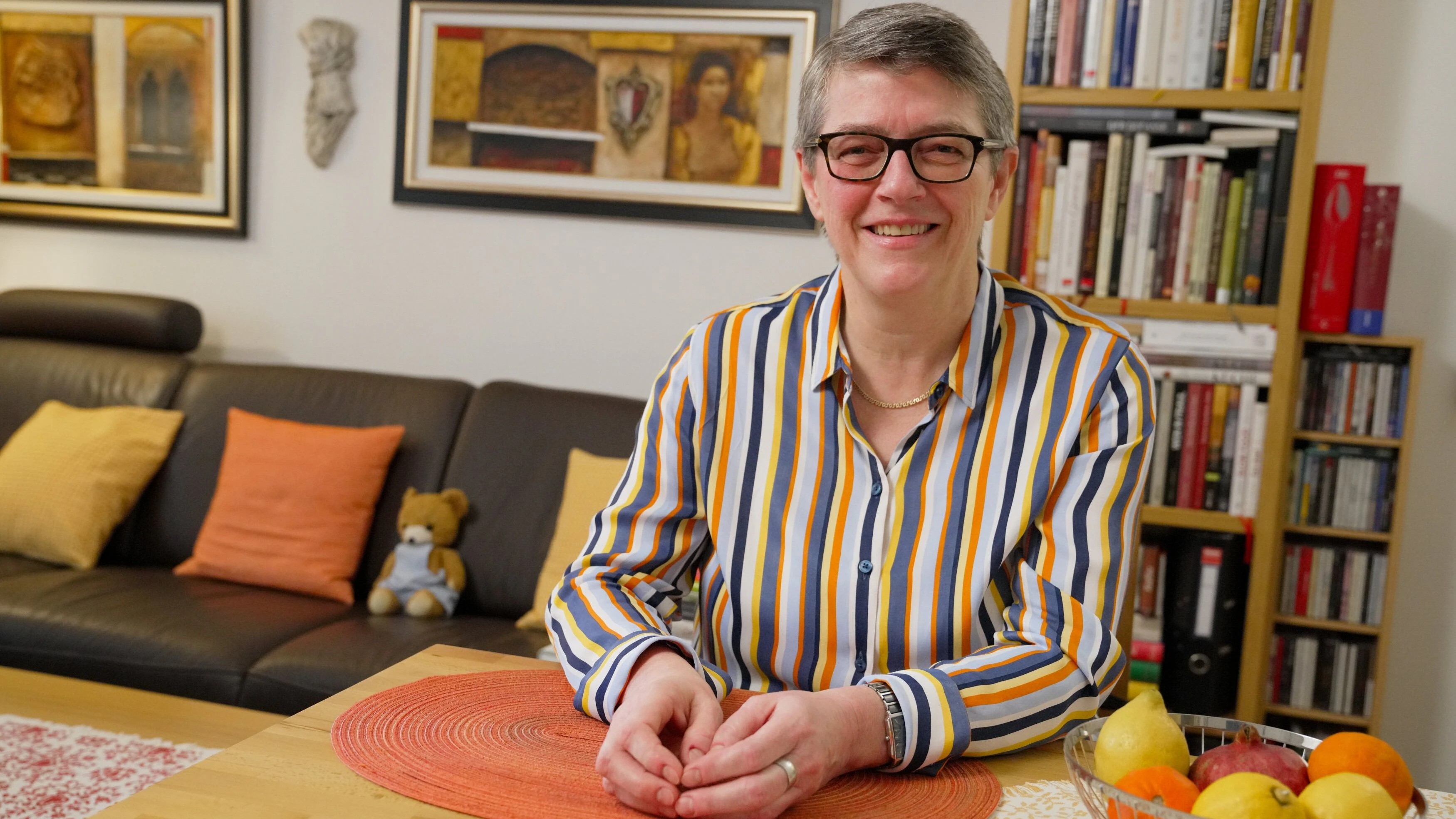 Karin (60), pensionierte Buchhalterin aus Linz, will sich wieder so richtig verlieben. In der ersten Folge von "Liebesg’schichten und Heiratssachen" verrät sie: "Ich suche eine Frau, die mein Herz erwärmt." Karin war davor 20 Jahre lang mit einem Mann verheiratet, bis sie "ein Erweckungserlebnis mit einer Frau hatte, die mir nicht mehr aus dem Kopf gegangen ist."