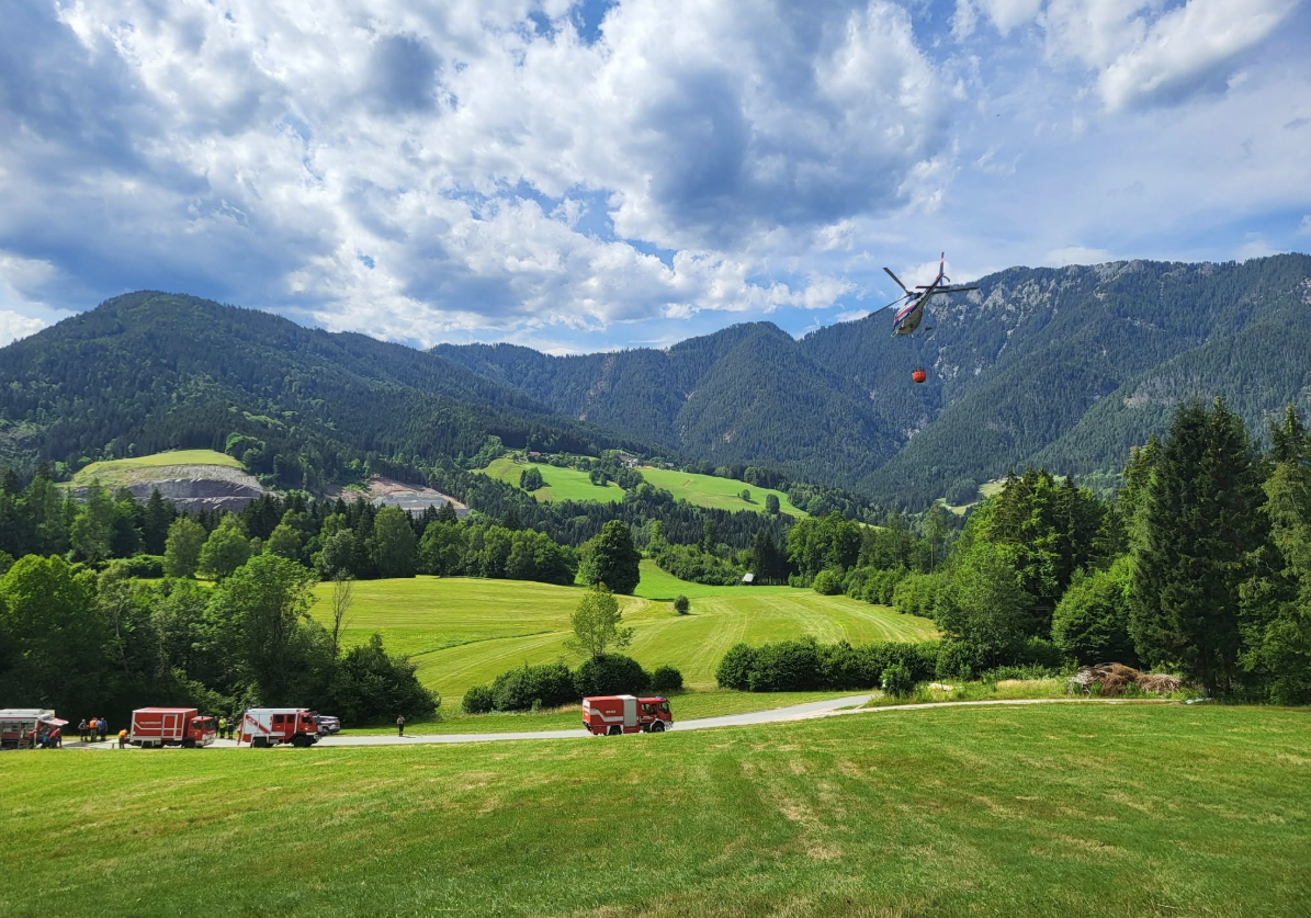 Die Feuerwehr steht im Großeinsatz.