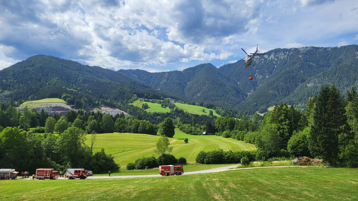 Die Feuerwehr steht im Großeinsatz.