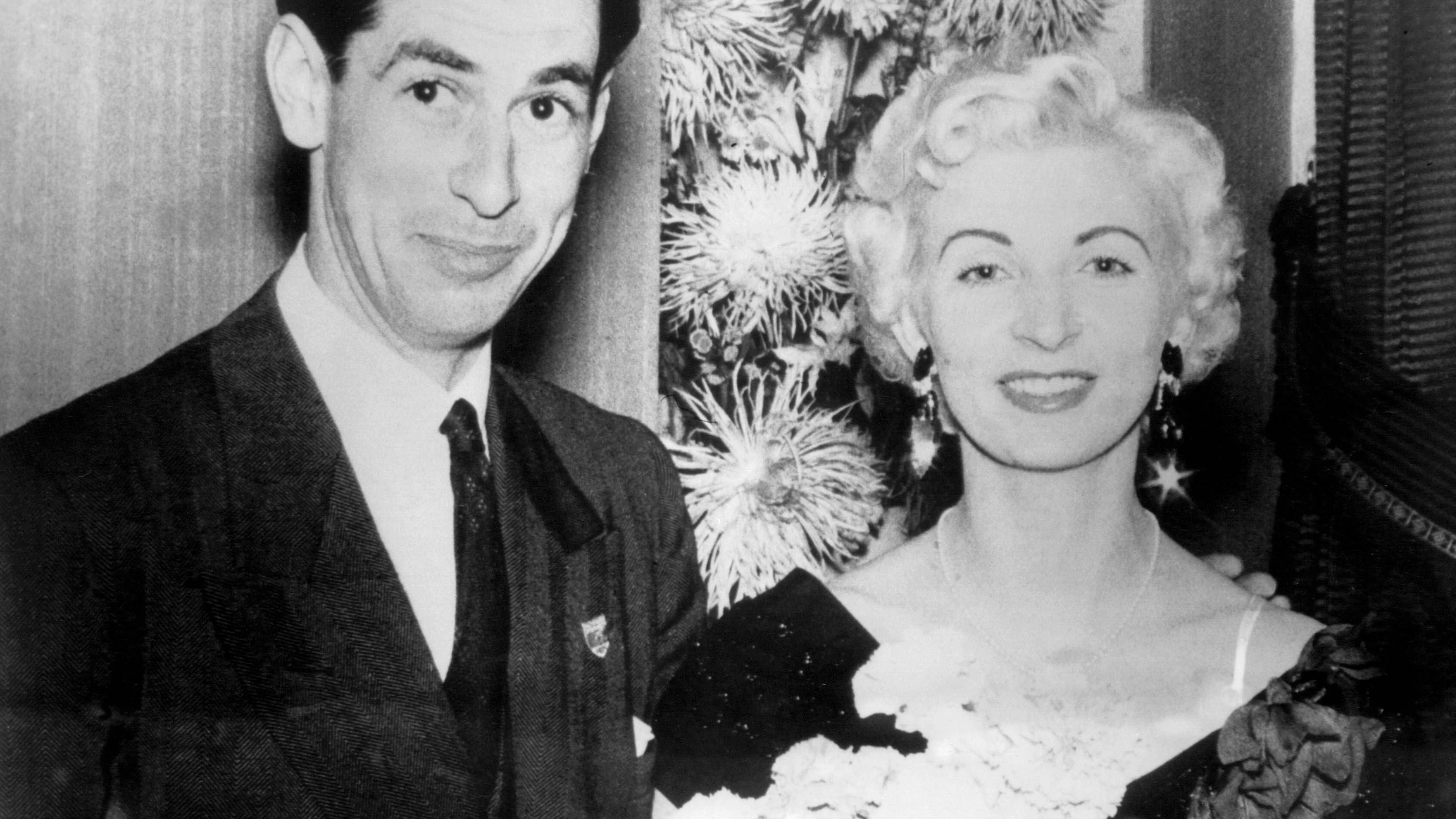Bildnummer: 59992547  Datum: 04.01.2001  Copyright: imago/United Archives International Ruth Ellis with her lover David Blakely (who she later murdered), Verbrechen kbdig 2001 quer AUG 01 Blakely David Ellis Flowers L&O-Crime-Murder-Ruth Ellis Leading Edge 2000 NUGUS MARTIN Ruth Smiling Verbrechen her later lover murdered she who with  PUBLICATIONxINxGERxSUIxAUTxONLY    59992547 Date 04 01 2001 Copyright Imago United Archives International Ruth Ellis With her Lover David Blakely Who She LATER murdered Crime Kbdig 2001 horizontal Aug 01 Blakely David Ellis Flowers  Crime Murder Ruth Ellis Leading Edge 2000  Martin Ruth Smiling Crime her LATER Lover murdered She Who With PUBLICATIONxINxGERxSUIxAUTxONLY  
