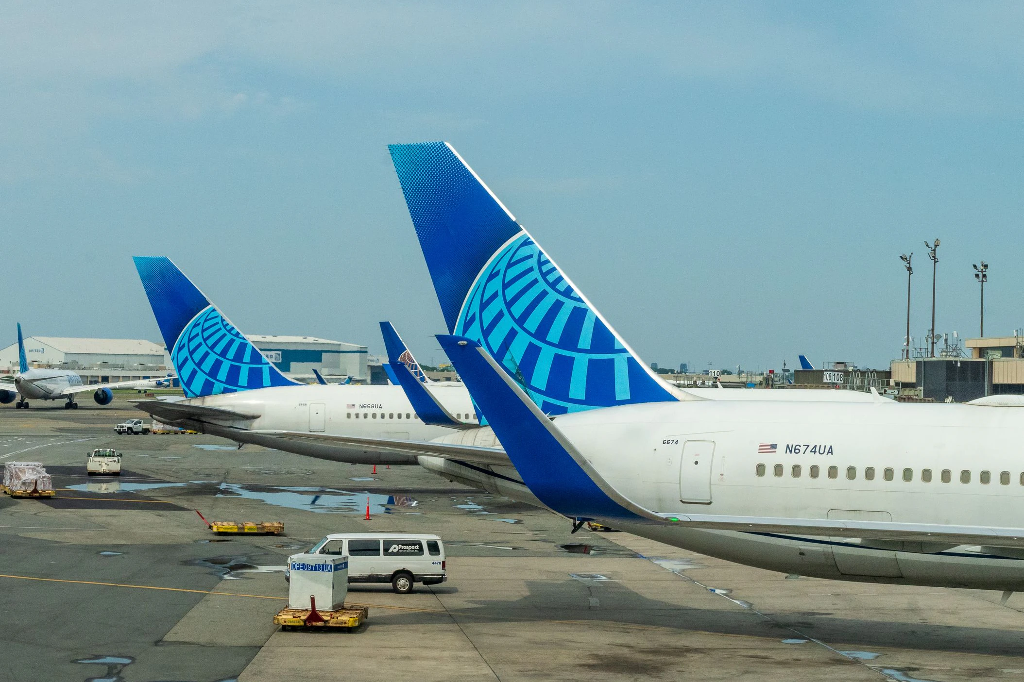 United Airlines argumentieren, dass "Fensterplatz" nur meint, der Platz ist KEIN Gang- oder Mittelsitz, es bestehe aber für Passagiere kein Anrecht auf ein Fenster