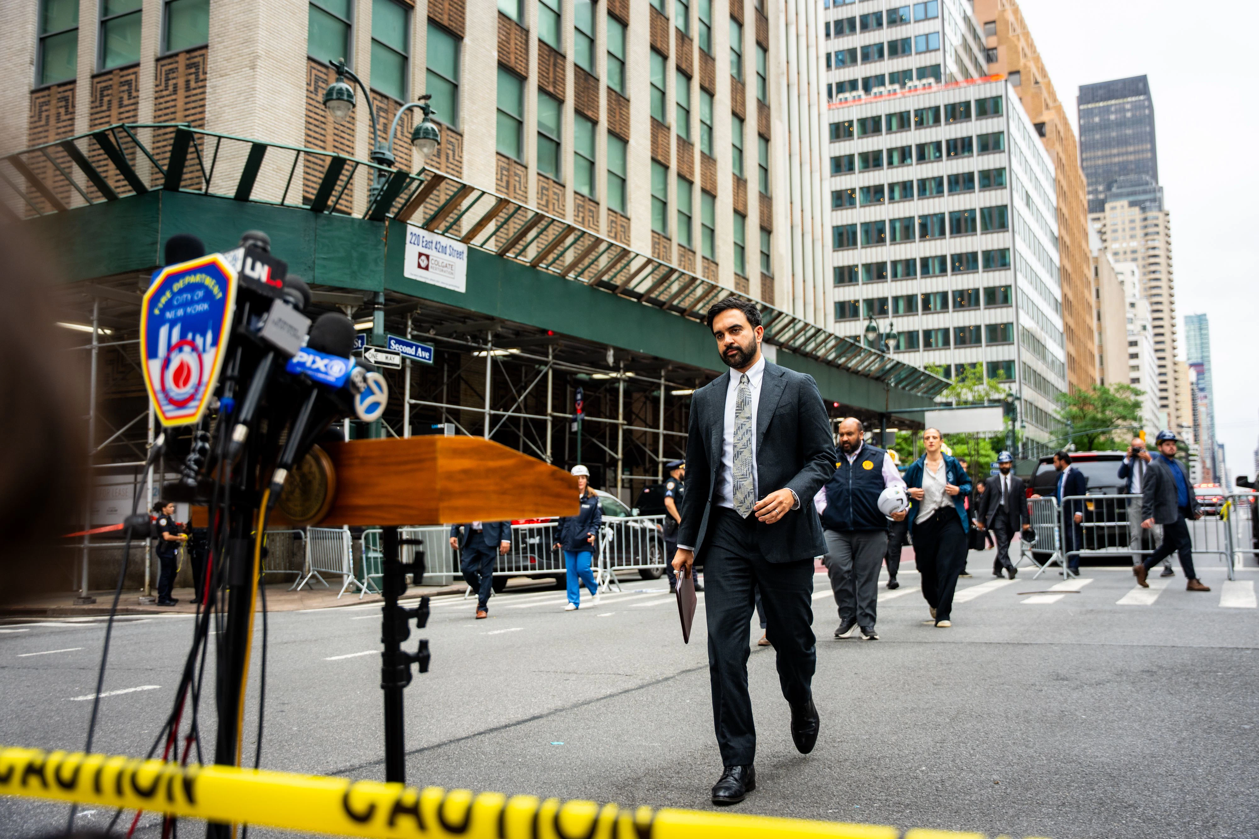 New Yorks Bürgermeister Zohran Mamdani kam selbst zum Ort des Geschehens, um sich ein Bild von der Lage zu machen