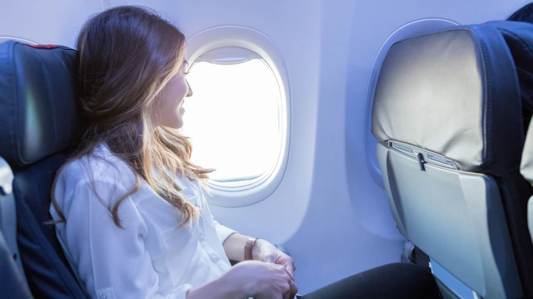 United Airlines verrechnete Tausenden Passagieren einen Aufpreis für Fensterplätze – selbst wenn es an den Plätzen gar keine Fenster gab. Jetzt klagen Kunden die Rückerstattung des Aufpreises ein. Das Urteil könnte auch für europäische Fluggäste interessant werden.