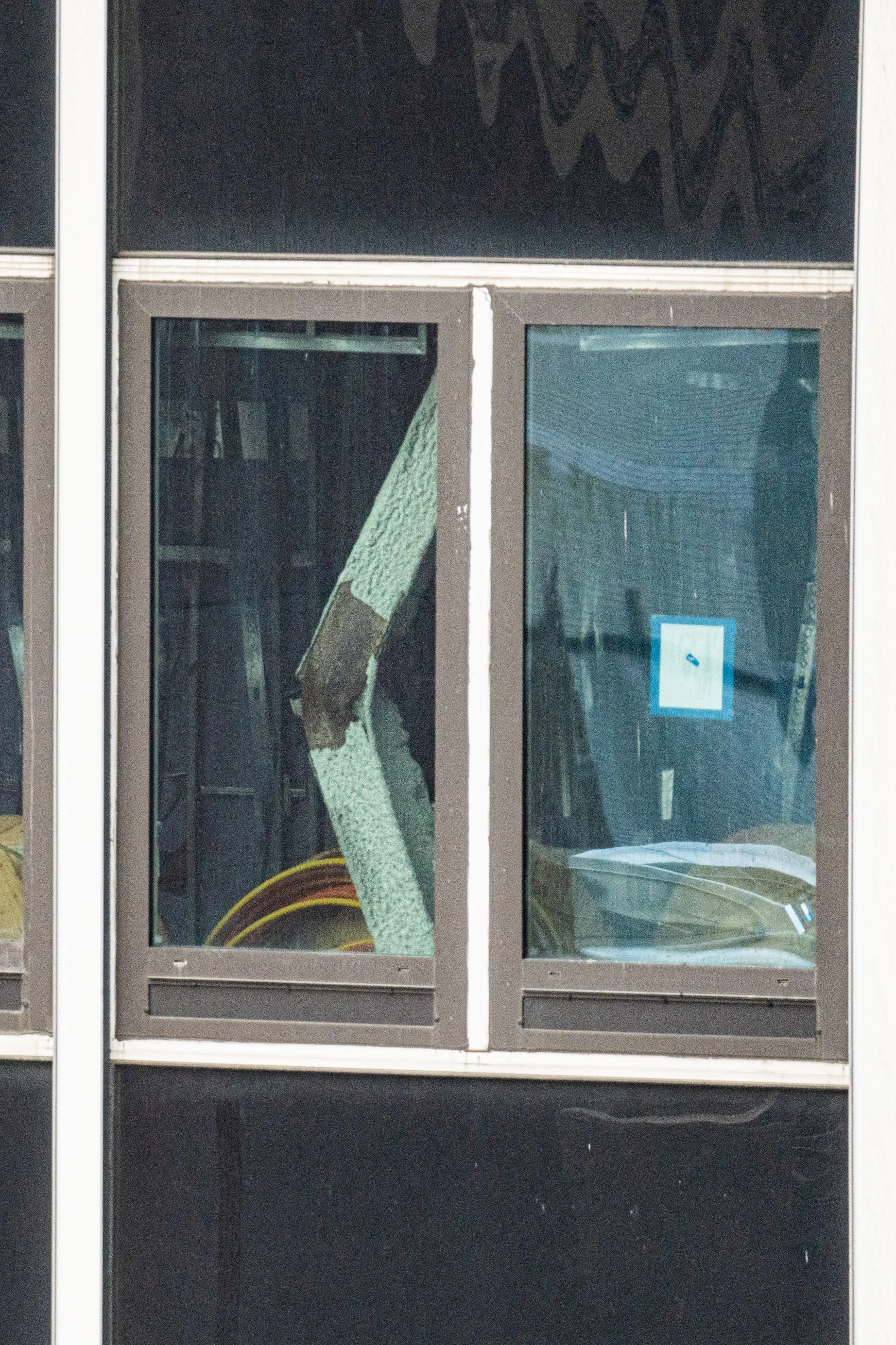 Einer der Stahlträger, die unter der Last nachgaben: Das Gebäude Ecke 235 East 42nd Street in Modtown New York stehr derzrit zum Glück wegen Umbauarbeiten leer