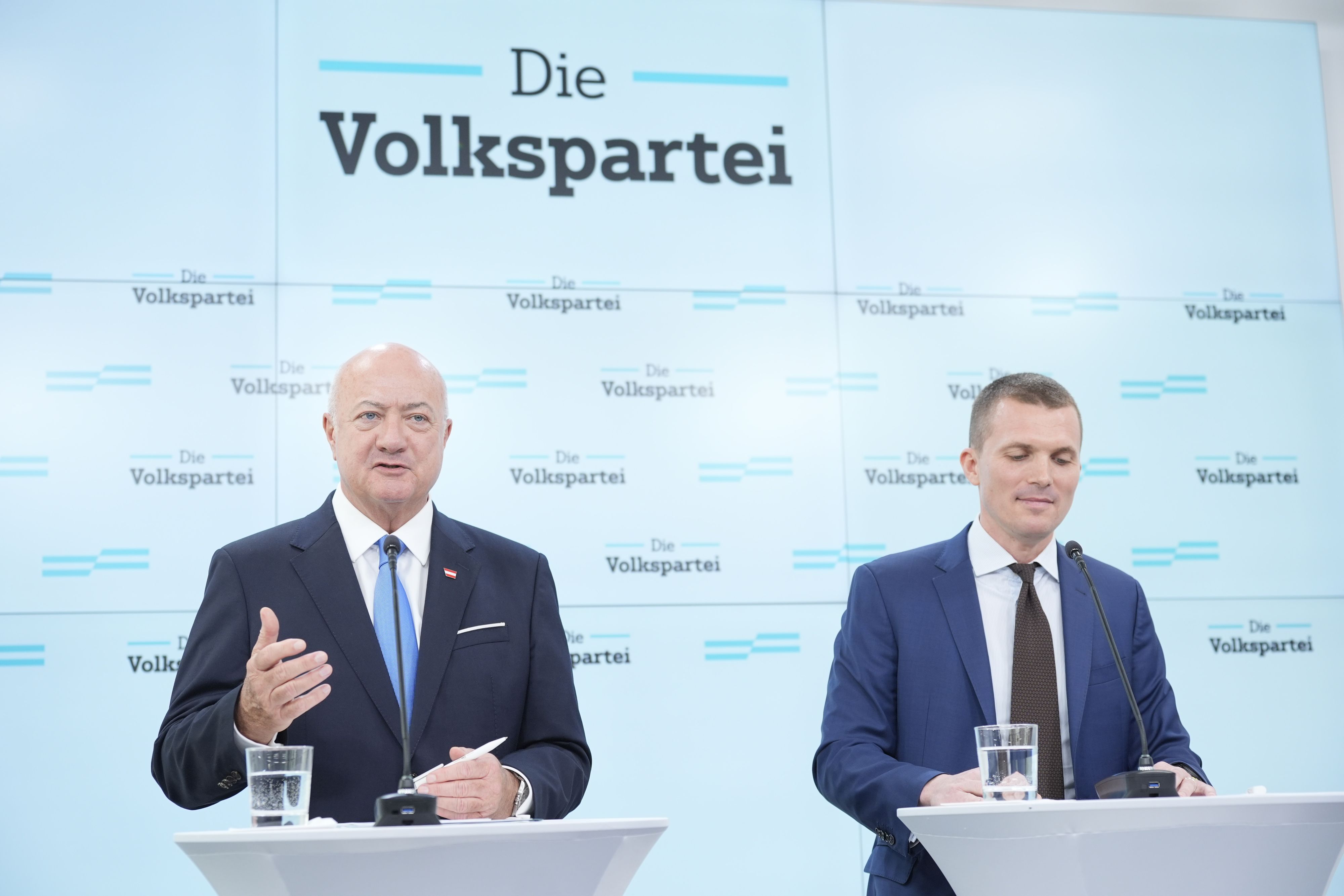 Bundeskanzler Stocker bei der Präsentation des neuen ÖVP-Generalsekretärs, Markus Gstöttner.