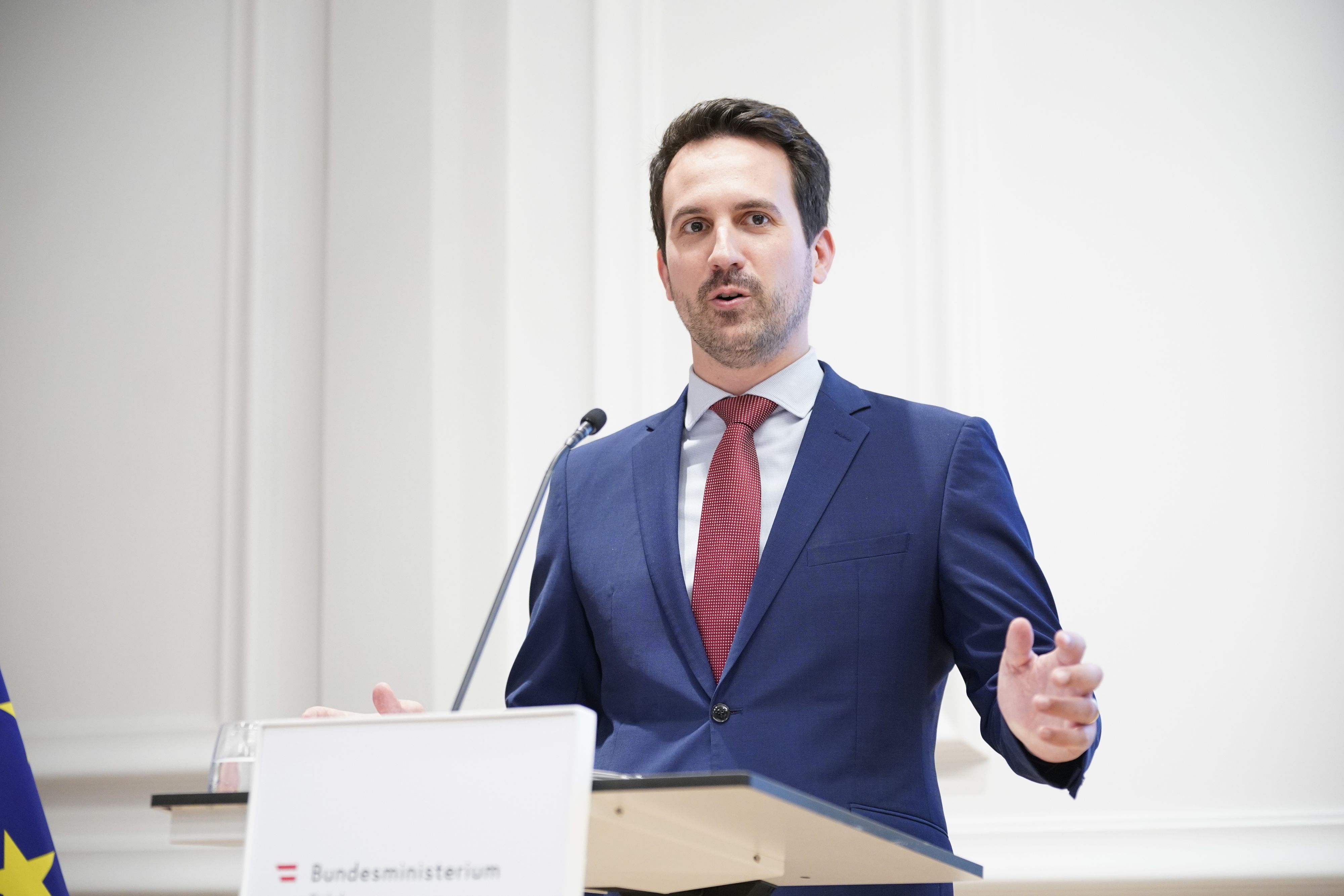 Bildungsminister Christoph Wiederkehr (Neos) präsentiert einen neuen Aktionsplan gegen Hitze an Schulen.