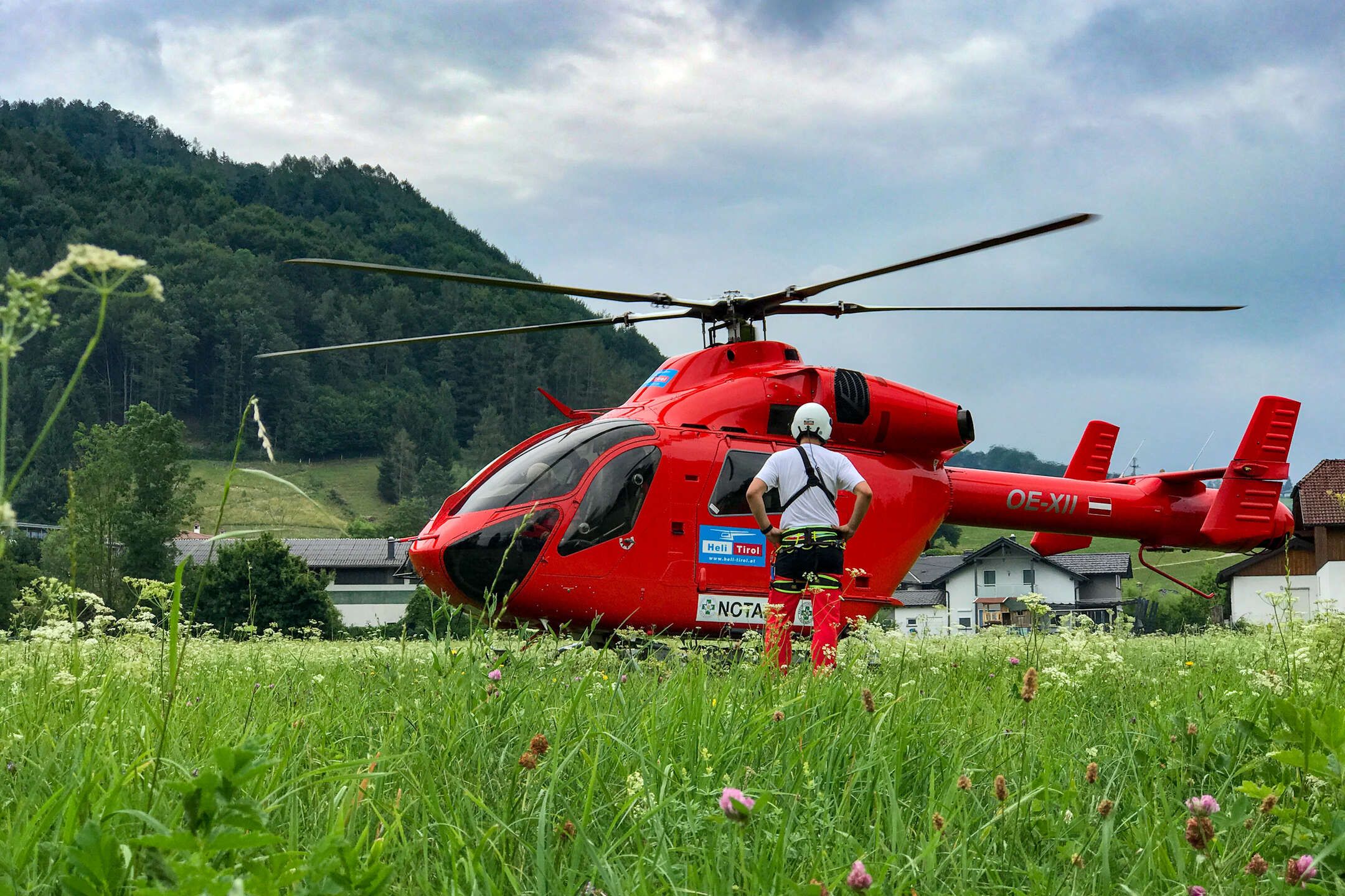 Der Rettungshubschrauber Martin 3 bei einem Einsatz am Attersee.
