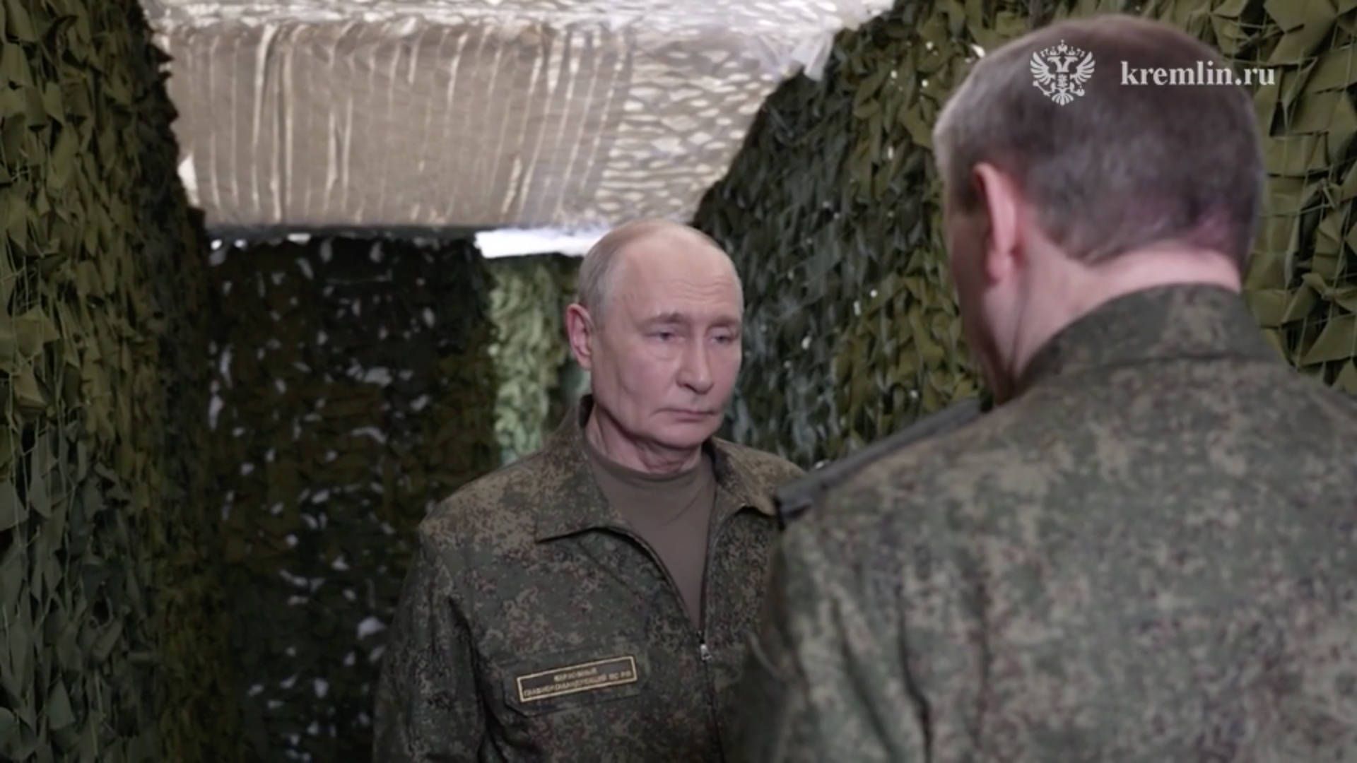 Ein Screenshot aus einem Video zeigt den russischen Präsidenten Wladimir Putin während einer Militärbesprechung mit dem Generalstabschef der russischen Streitkräfte, Waleri Gerassimow, und hochrangigen Truppenkommandeuren in einer Kommandozentrale der Gemeinsamen Streitkräftegruppe in Russland am 3. Juli 2026.
