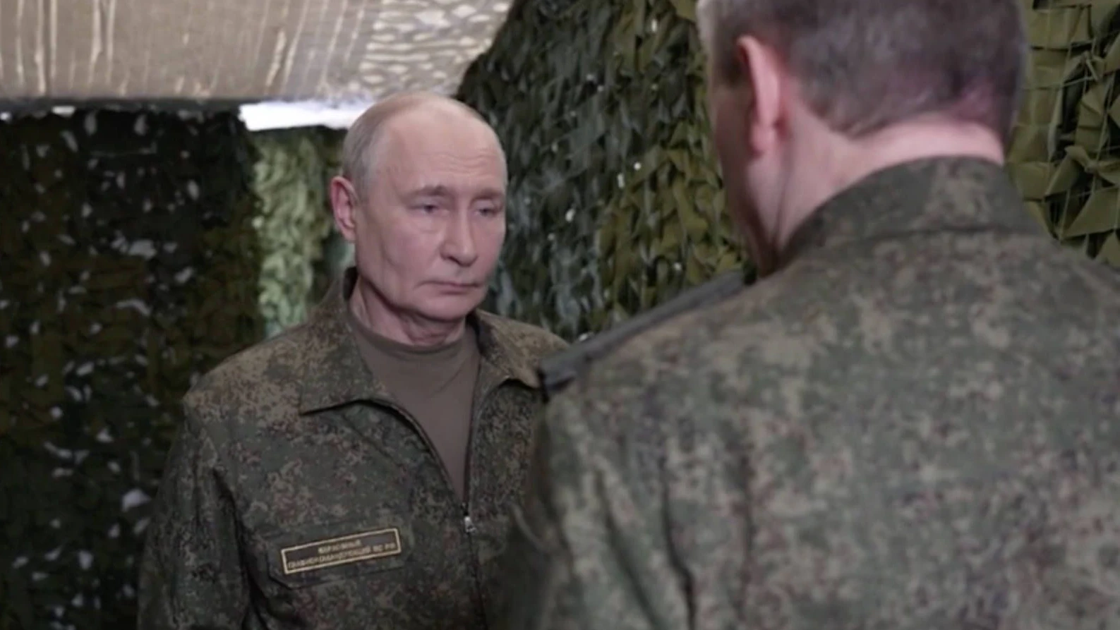 Ein Screenshot aus einem Video zeigt den russischen Präsidenten Wladimir Putin während einer Militärbesprechung mit dem Generalstabschef der russischen Streitkräfte, Waleri Gerassimow, und hochrangigen Truppenkommandeuren in einer Kommandozentrale der Gemeinsamen Streitkräftegruppe in Russland am 3. Juli 2026.