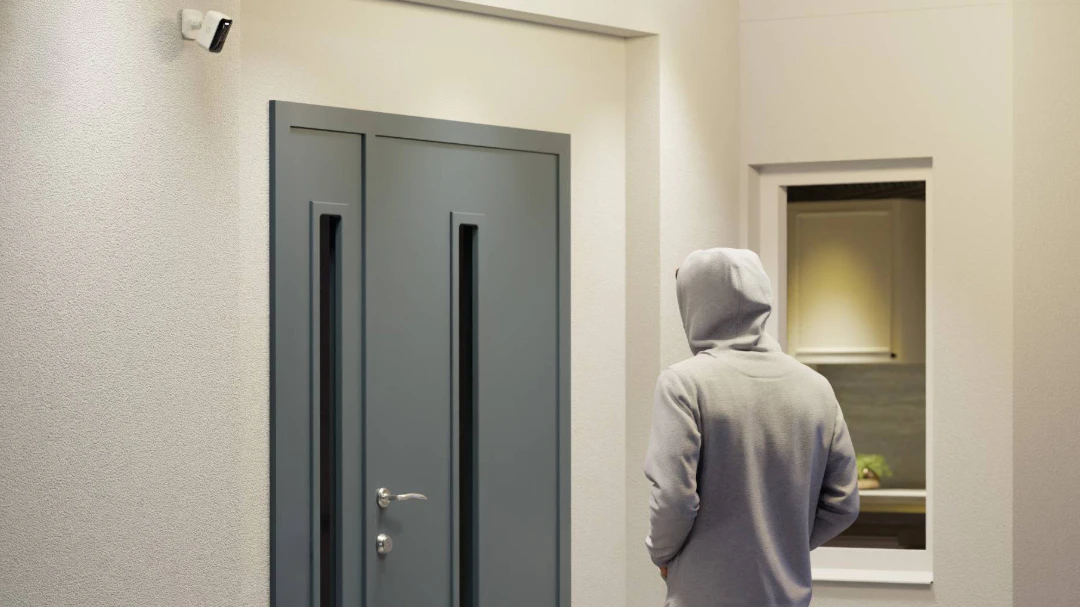 Fehlen Hinweise auf Alarmanlagen oder sind keine Kameras oder Videotürklingeln erkennbar, könnte ein Gebäude auf potenzielle Täter weniger gut geschützt wirken.