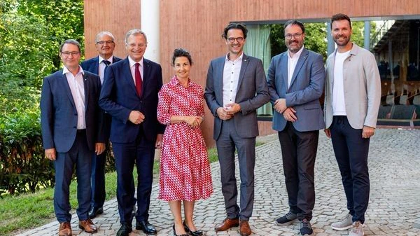25 Jahre Department Sichere Informationssysteme in Hagenberg: Landeshauptmann Thomas Stelzer gratulierte mit Hofrat i.R. Manfred Schleinzer (BMLV), Hagenbergs Bürgermeister David Bergsmann, FH OÖ-Präsident Michael Rabl, der kaufmännischen Geschäftsführerin Isolde Perndl, Dekan Stefan Wagner und Departmentleiter Robert Kolmhofer. 