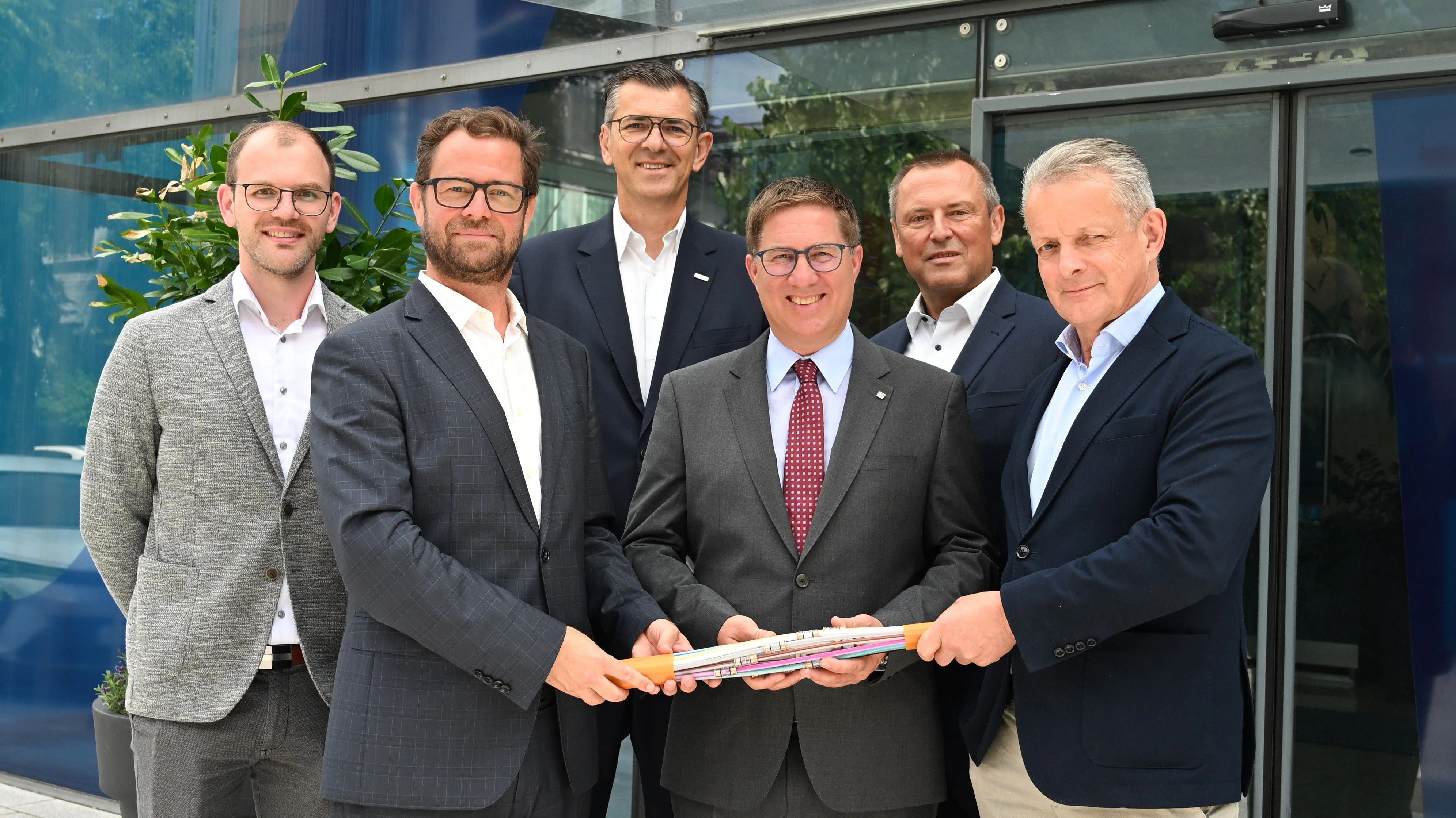 Simon Innerhuber (Projektleiter eww ag), Florian Niedersüß (Vorstandsvorsitzender eww ag), Nermin Adzamija (Leiter eww ITandTEL), Bürgermeister Dr. Andreas Rabl (Aufsichtsratsvorsitzender eww ag), Hartwig Tauber (GF und Projektleiter öGIG), Alfred Pufitsch (CEO öGIG).