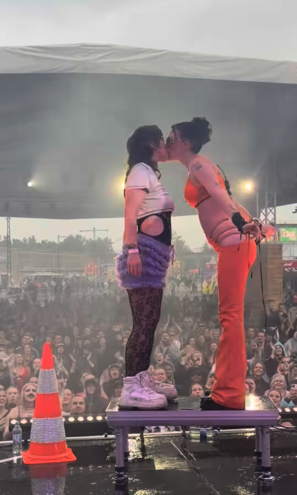 Angel Rider und Mariybu (v.l.) küssen sich auf der Bühne beim Splash!-Festival innig.
