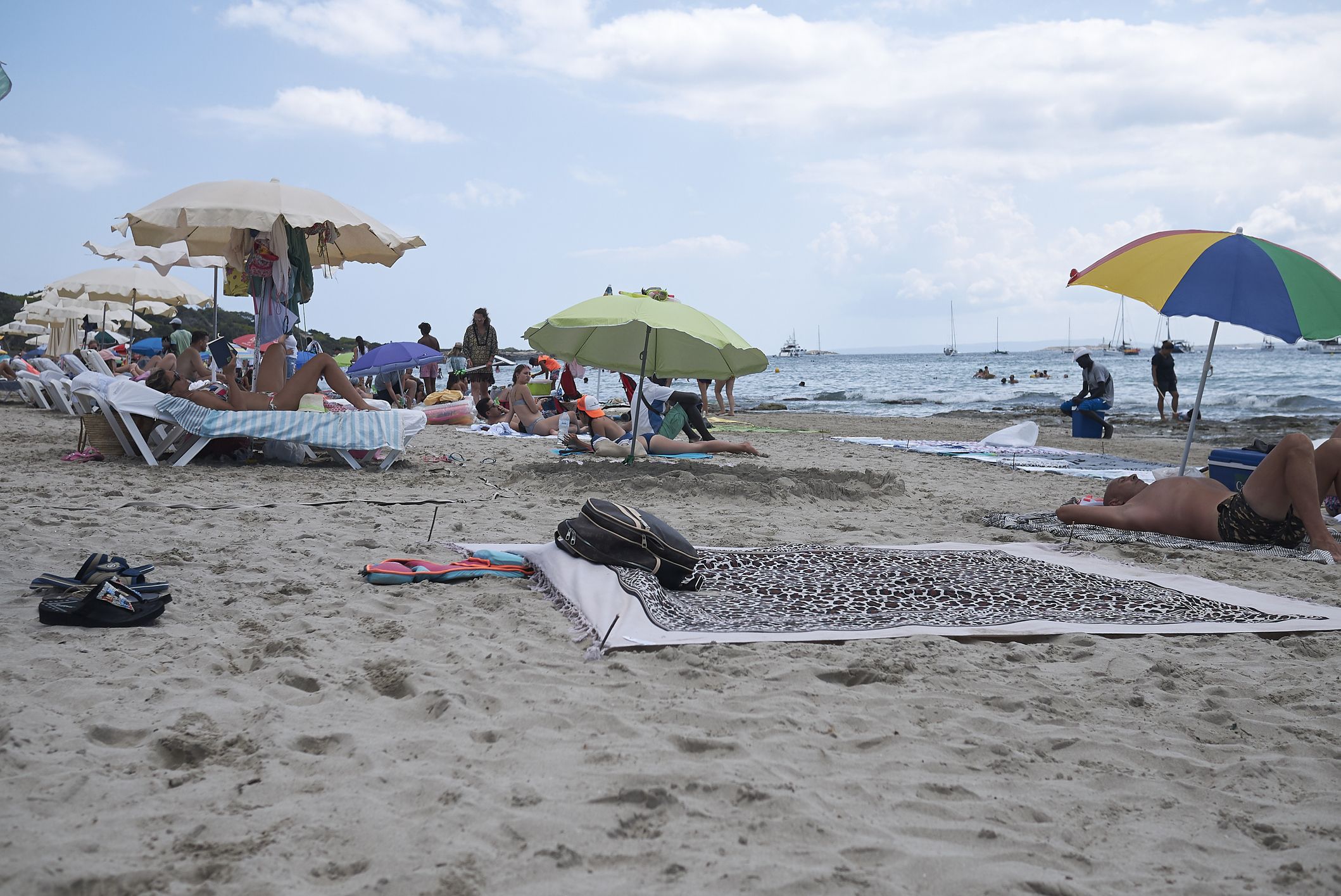 Wer am Strand von Ses Salines bei illegalen Händlern einkauft, muss in Zukunft mit einem Bußgeld rechnen.