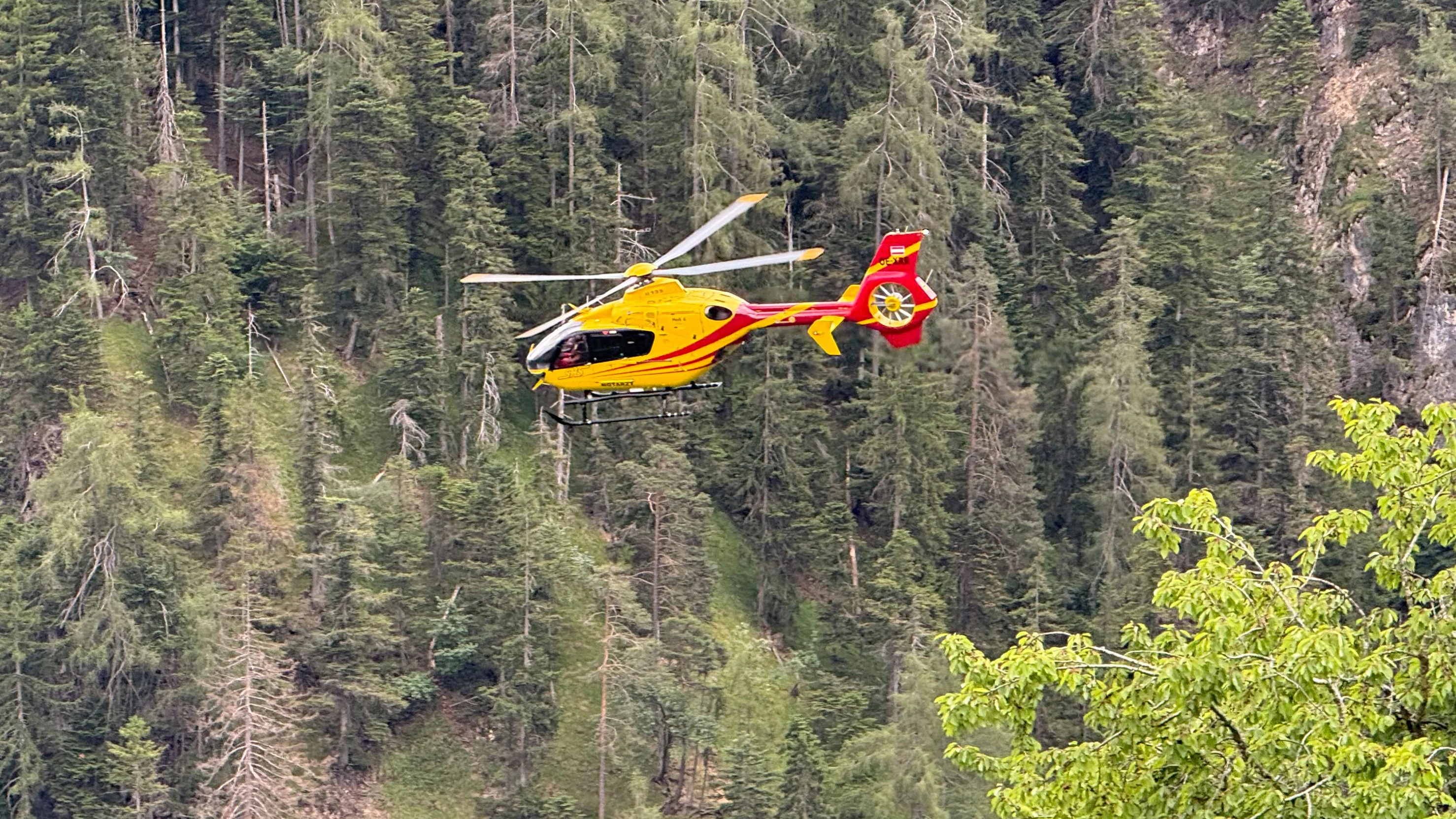Der Notarzthubschrauber "Heli 4" brachte den Verunfallten in die Universitätsklinik Innsbruck.
