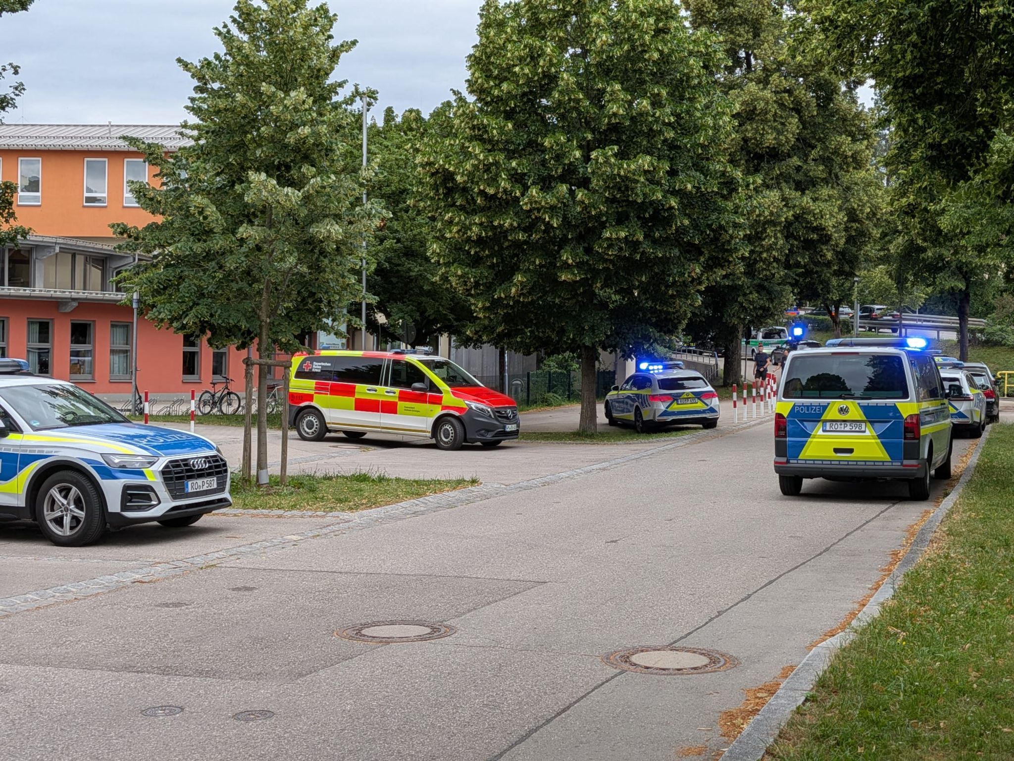 Die Polizei geht bei der Gewalttat im bayrischen Schongau von einer Amoklage aus. Zwei Mädchen wurden schwer verletzt, heißt es. 