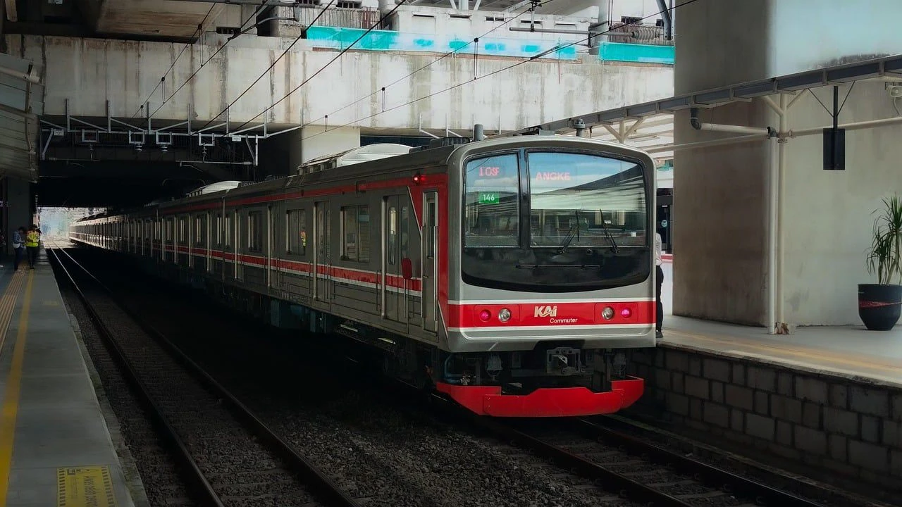 Moderner Bahnsteig mit Zug