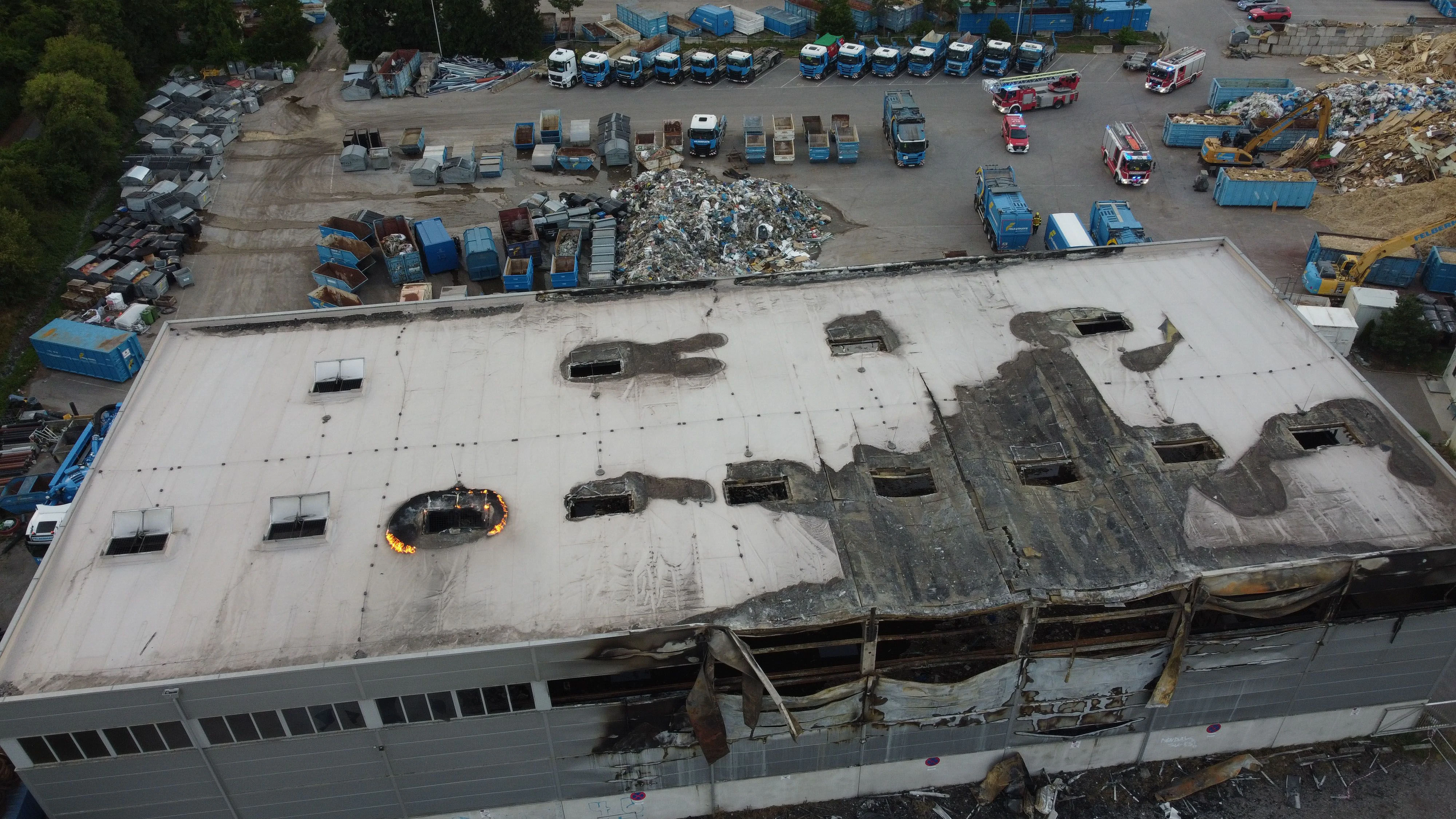Heute.at - Umfangreiche Nachlöscharbeiten nach Brand einer Halle
