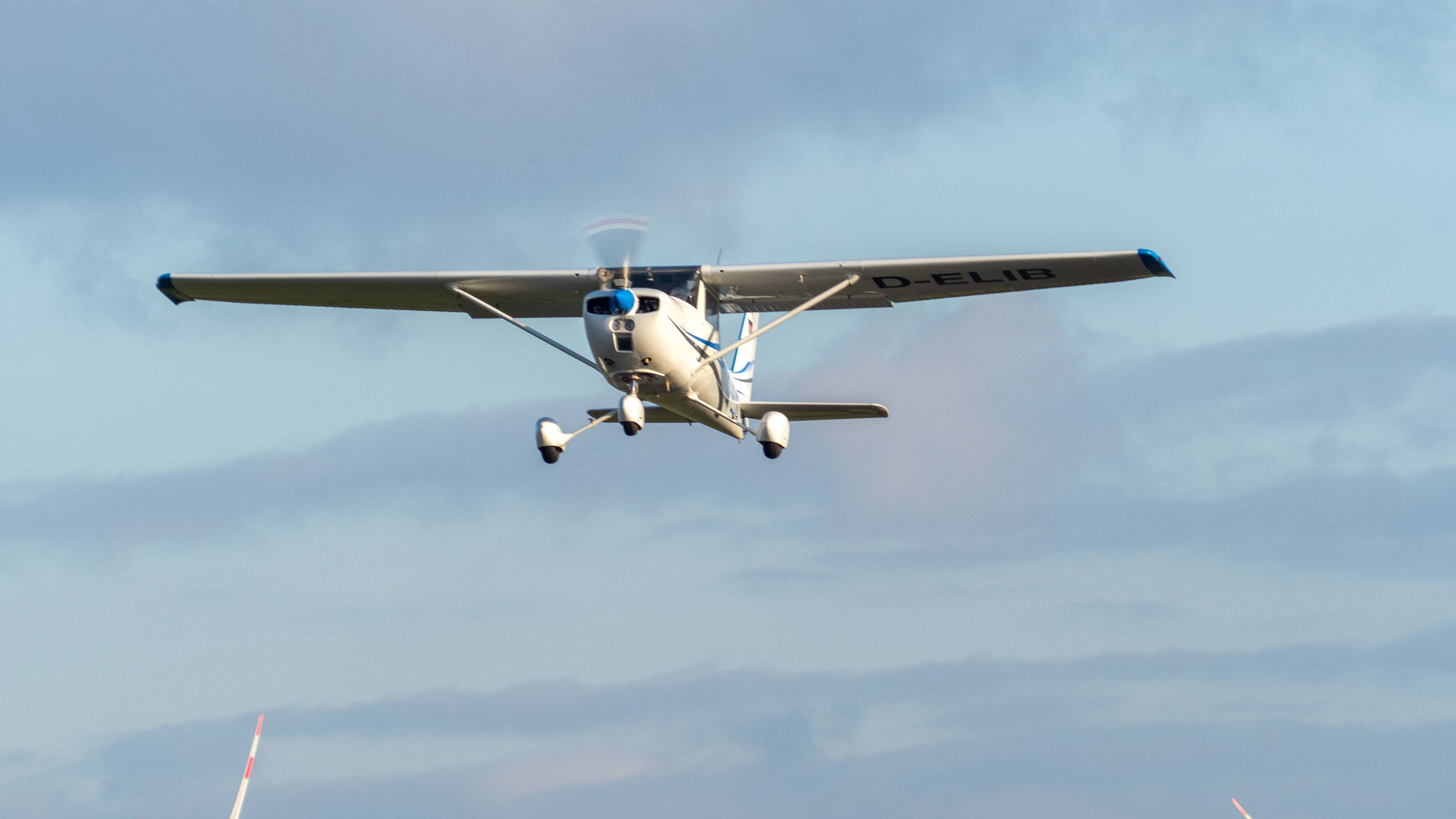 Eine Cessna 150 hebt am Flugplatz Damme ab. *** A Cessna 150 takes off at Damme airfield 