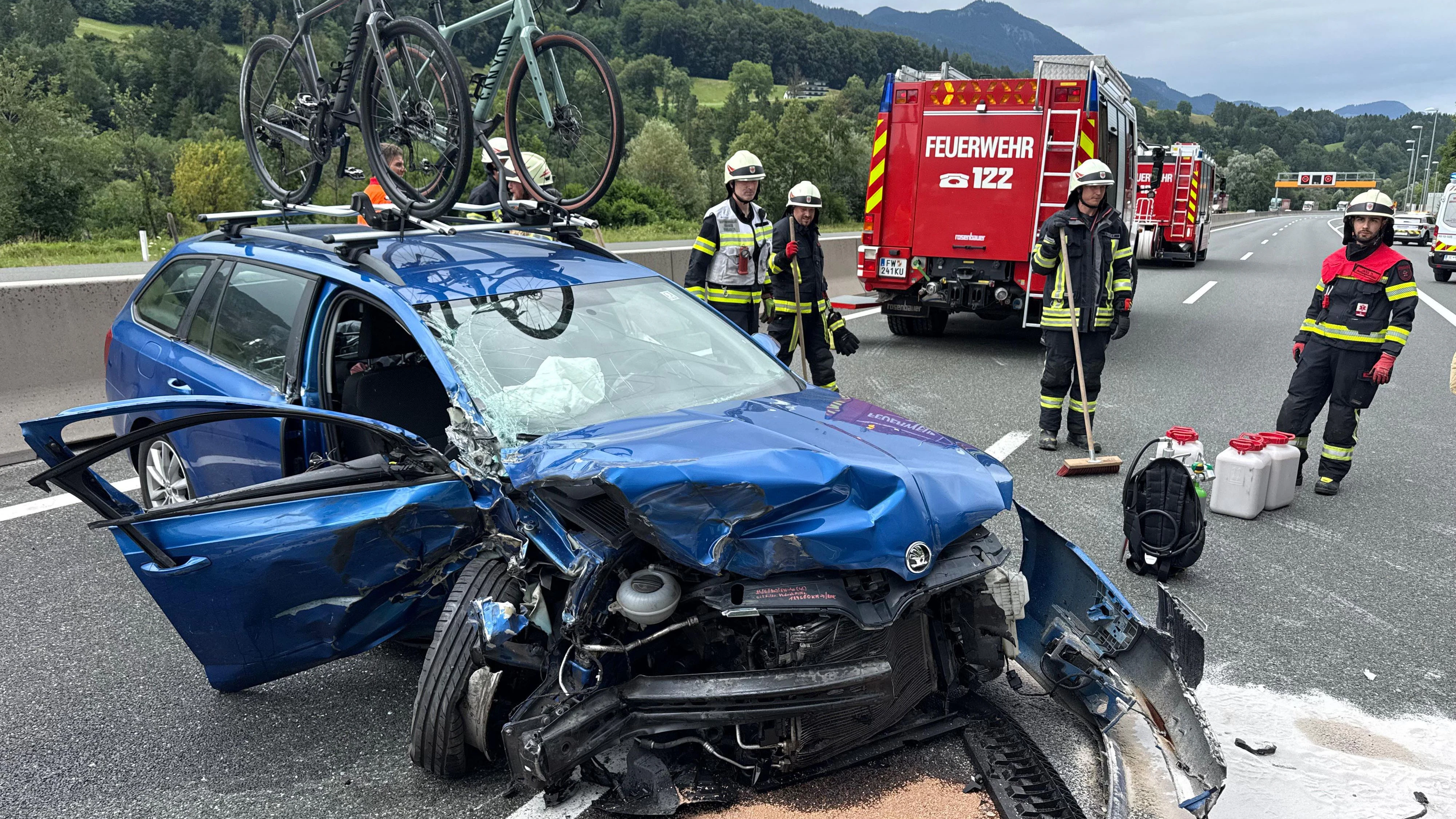 Mehrere Kilometer Stau gab es am Mittwochnachmittag nach einem schweren Auffahrunfall auf der Inntalautobahn (A12).