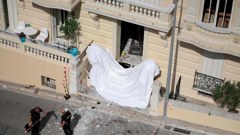 Ein Sprengstoffanschlag auf einen ukrainischen Oligarchen in Monaco, der angeblich mit Russland paktiert. Eine Attentäterin, die sich als Mann verkleidet und nach ihrer Flucht selbst erschossen wird. Und ein Geheimdienstoffizier, der den Mord gesteht. Das weiß man.