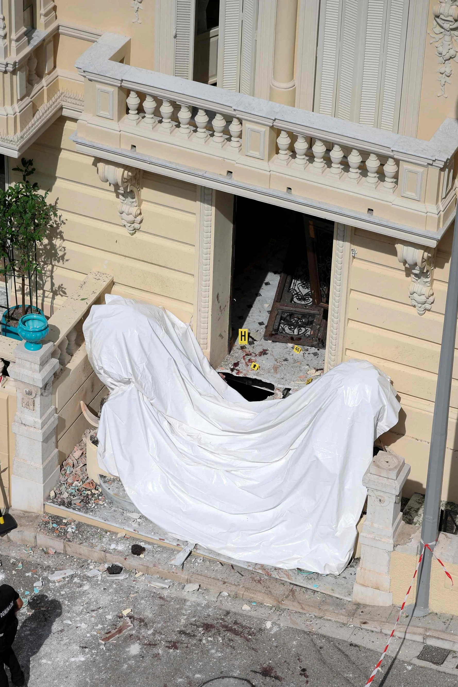 Der Eingang zum Apartmentgebäude in Monaco, in dem Wadym Jermolajew lebte, nach dem Sprengstoffattentat