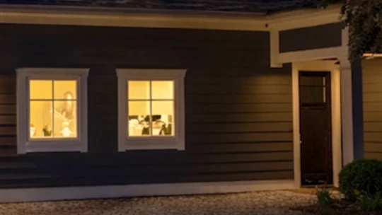 Bleibt ein Haus abends völlig dunkel, kann das ebenso auffallen wie Lampen, die rund um die Uhr ohne Veränderung eingeschaltet sind. 