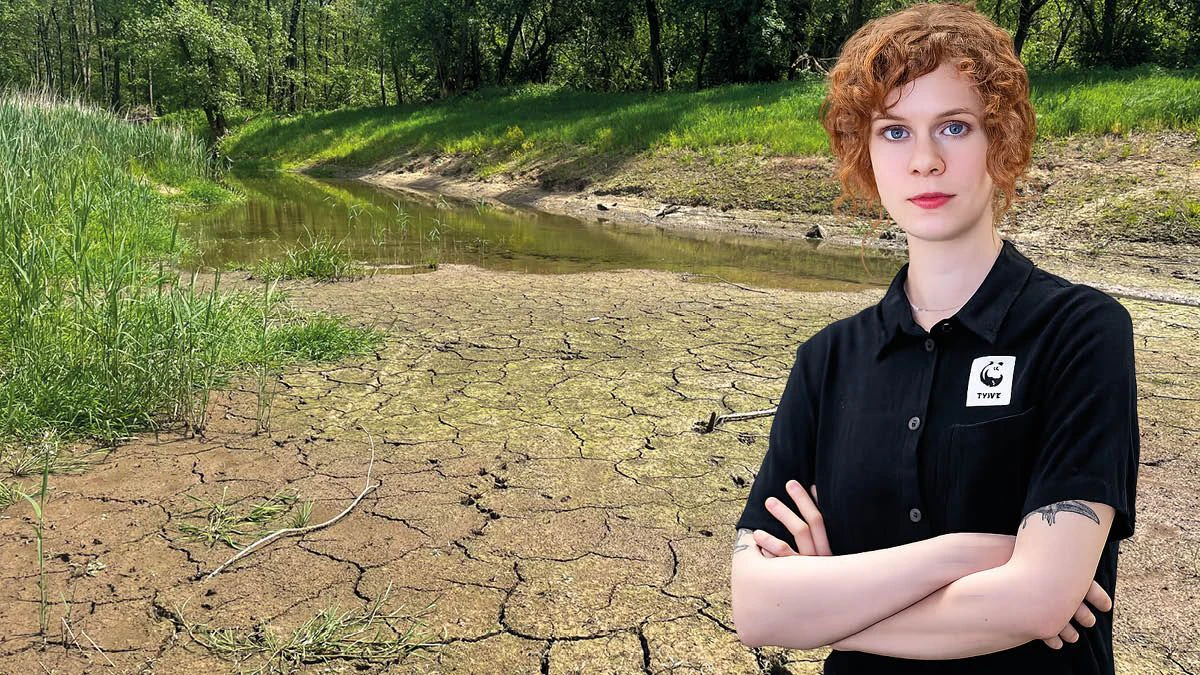 WWF-Expertin Marie Pfeiffer vor der trockenen Lafnitz (Steiermark).