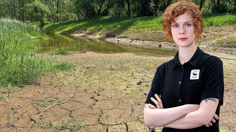 WWF-Expertin Marie Pfeiffer vor der trockenen Lafnitz (Steiermark).