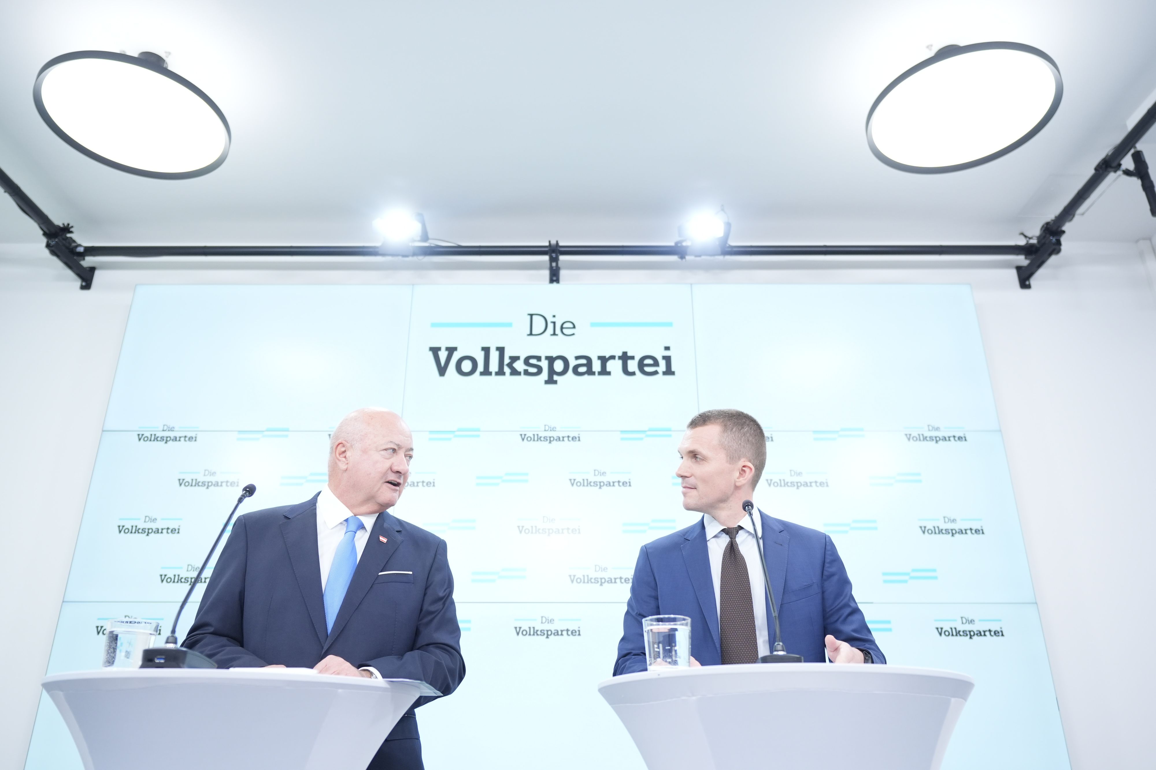 Bundeskanzler und ÖVP-Obmann Christian Stocker mit seinem Vertrauten und Neo-Generalsekretär Markus Gstöttner