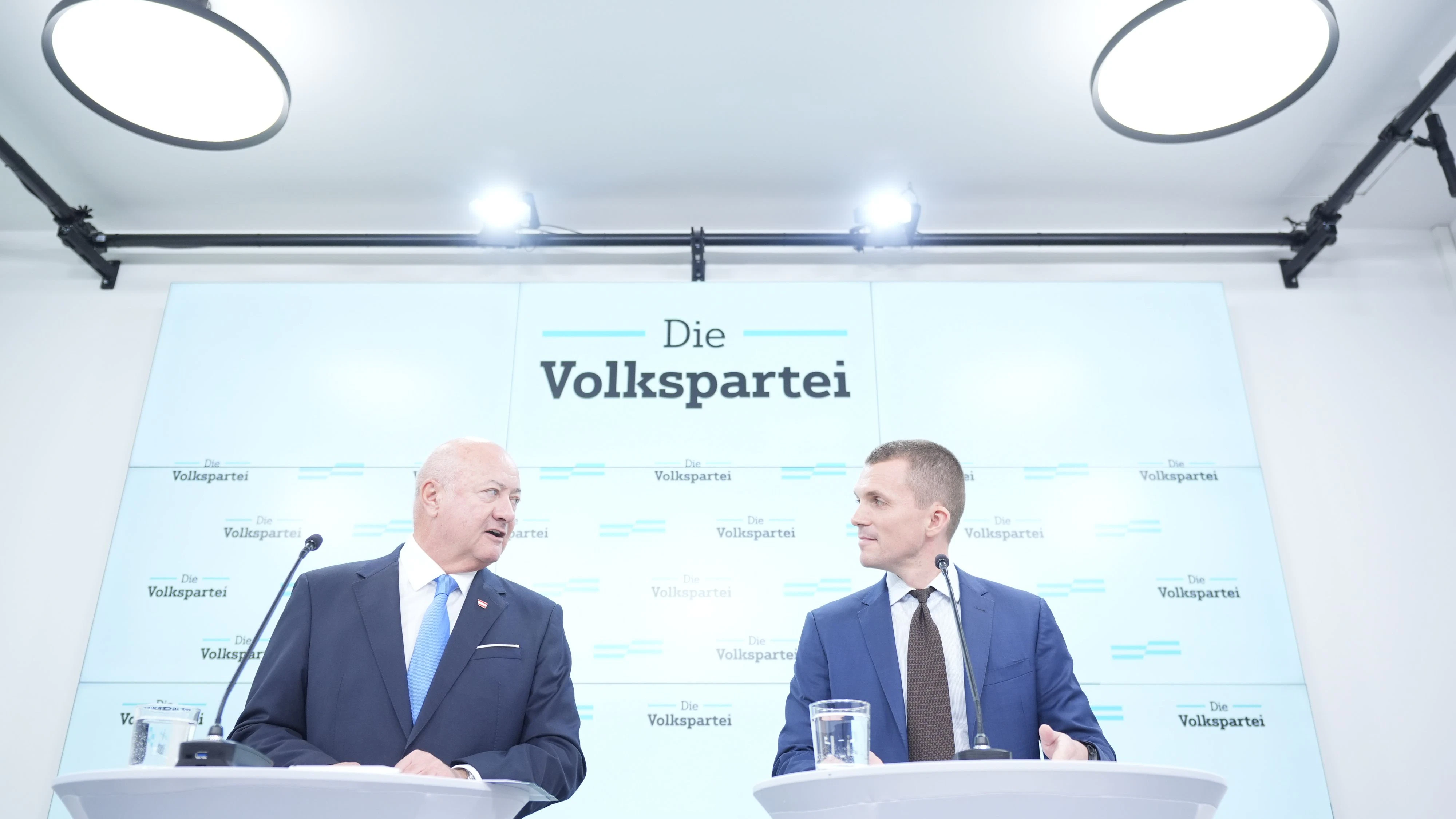 Kanzler und ÖVP-Obmann Stocker mit General in spe Markus Gstöttner