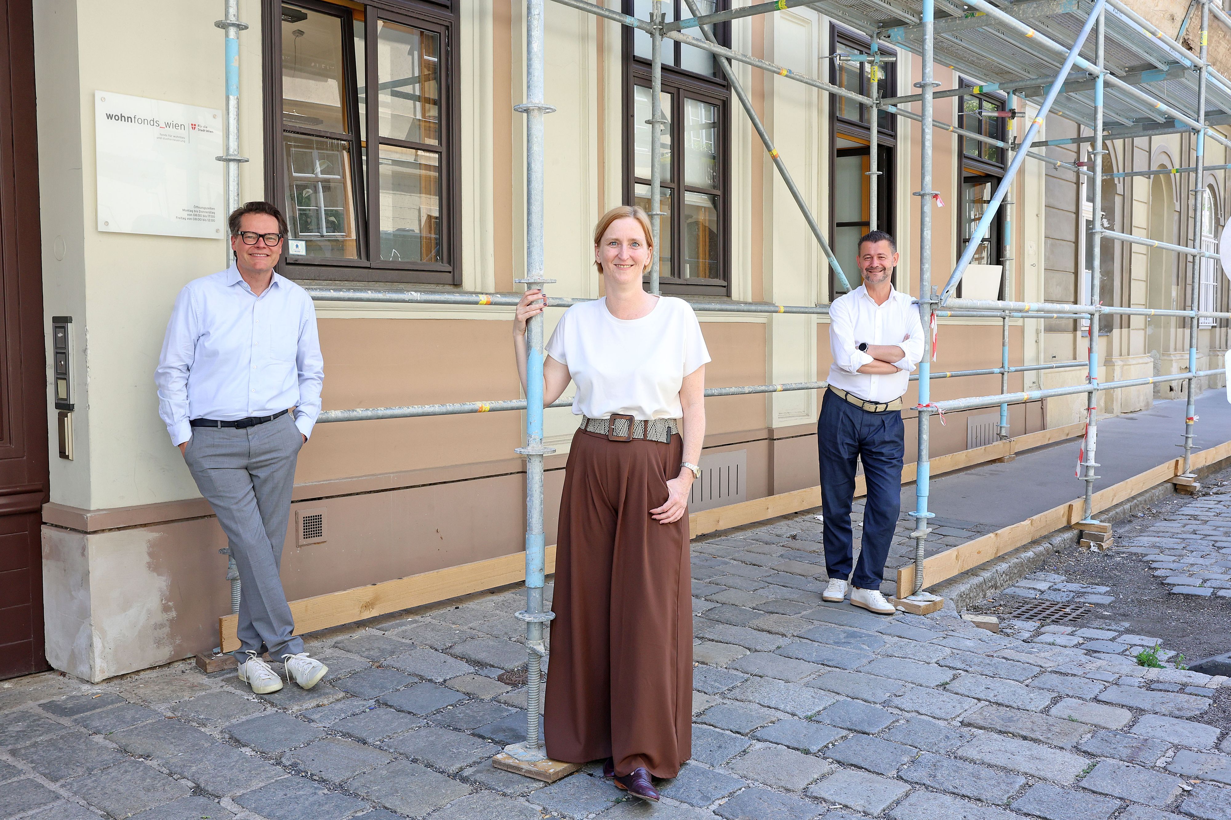 (v.l.) Stadtrat Jürgen Czernohorszky,&nbsp;Stadträtin Elke Hanel-Torsch und Gregor Puscher, GF des Wohnfonds Wien.